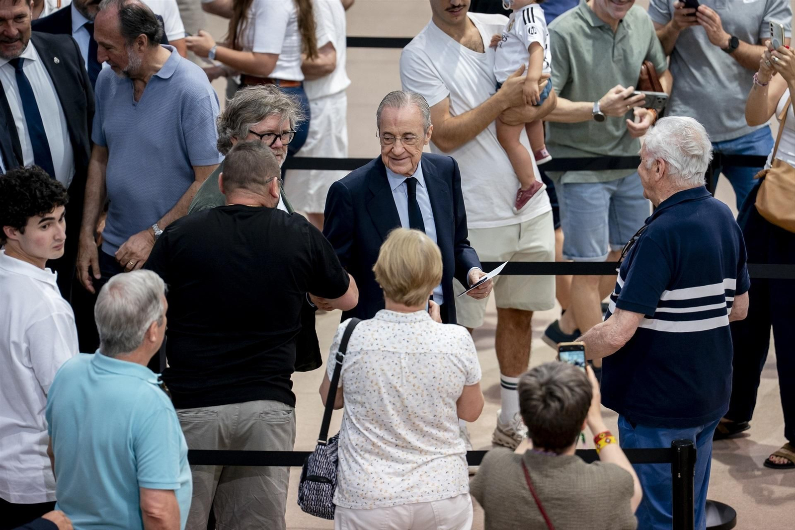 Florentino Pérez saluda a un socio del Real Madrid, antes de ejercer su derecho al voto.