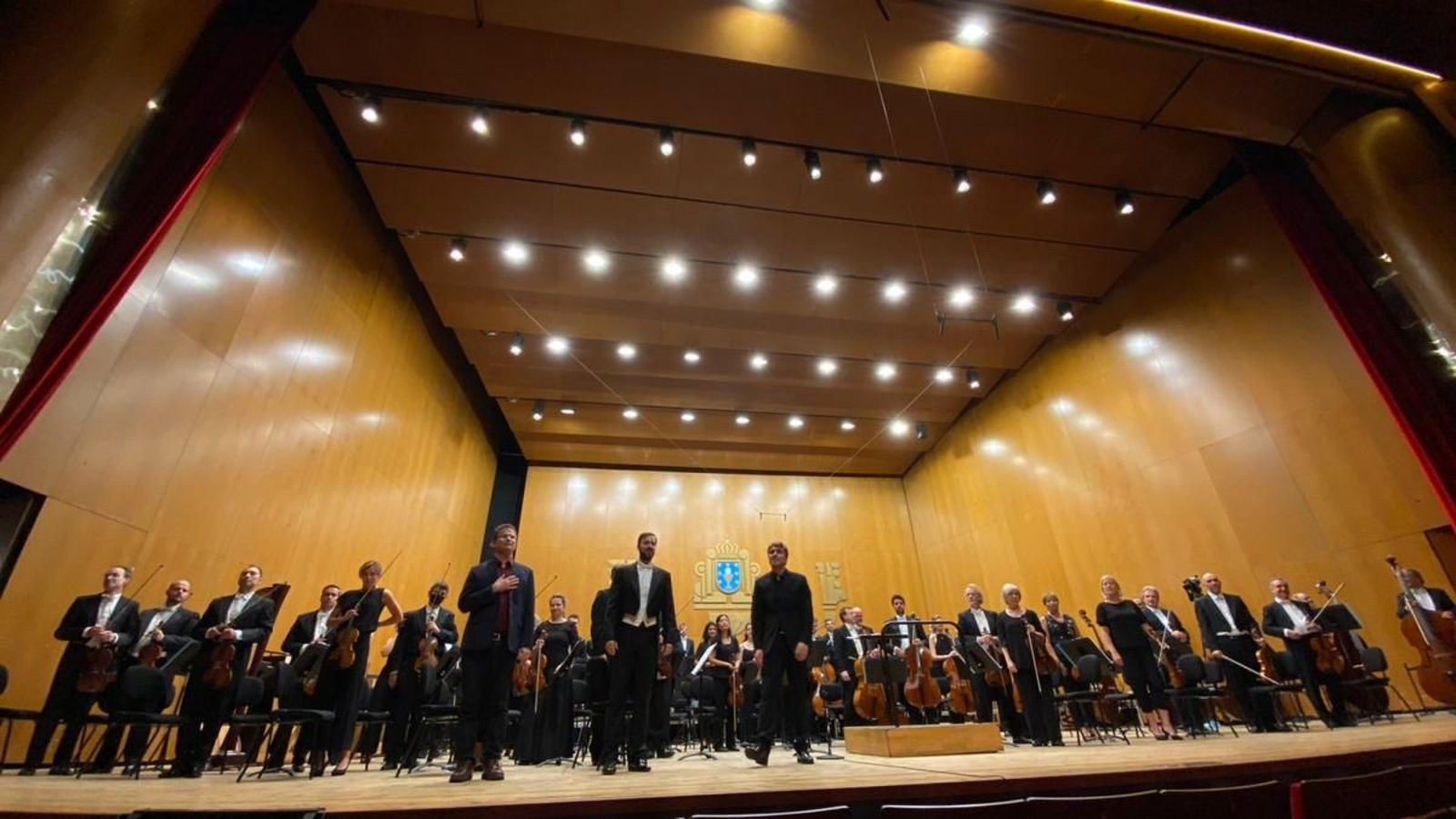 Eduardo Soutullo, compositor, con Pablo Rus, el director y Sebastià Peris, el barítono, junto a la Sinfónica de Galicia, en el estreno. María Rodríguez