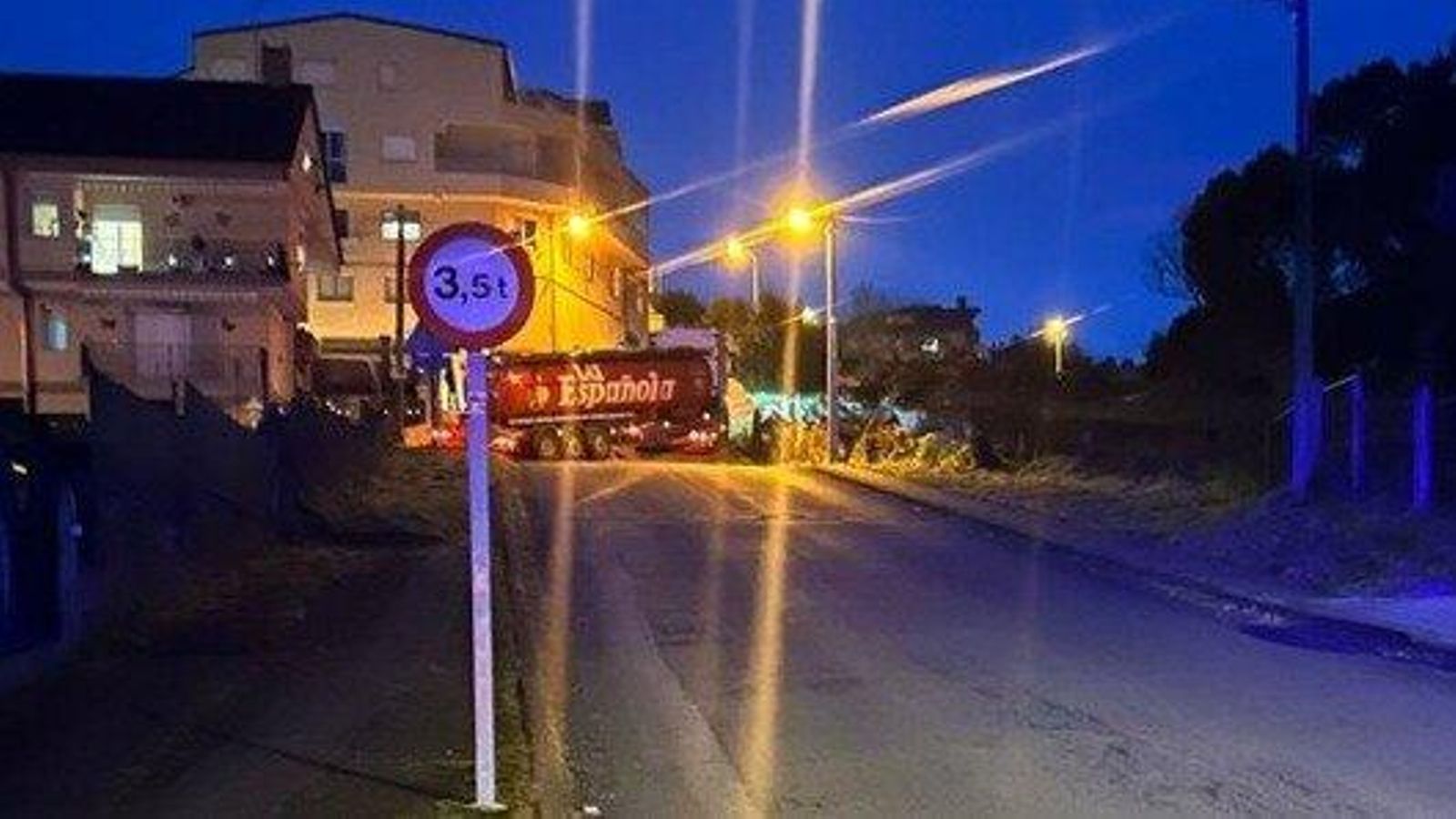 Camión atrapado en Finca Fierro.