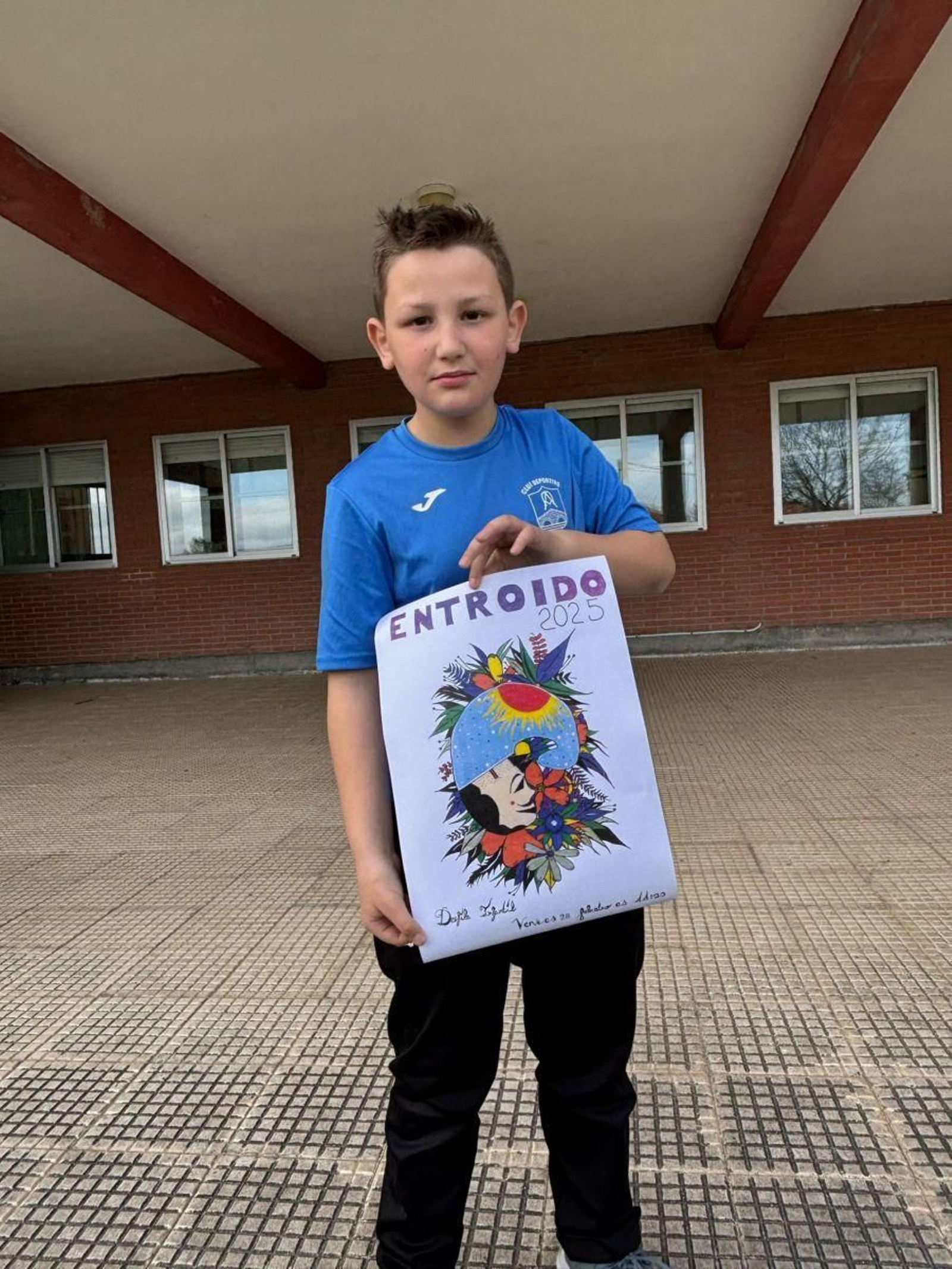 Francisco Quiroga y el cartel ganador.