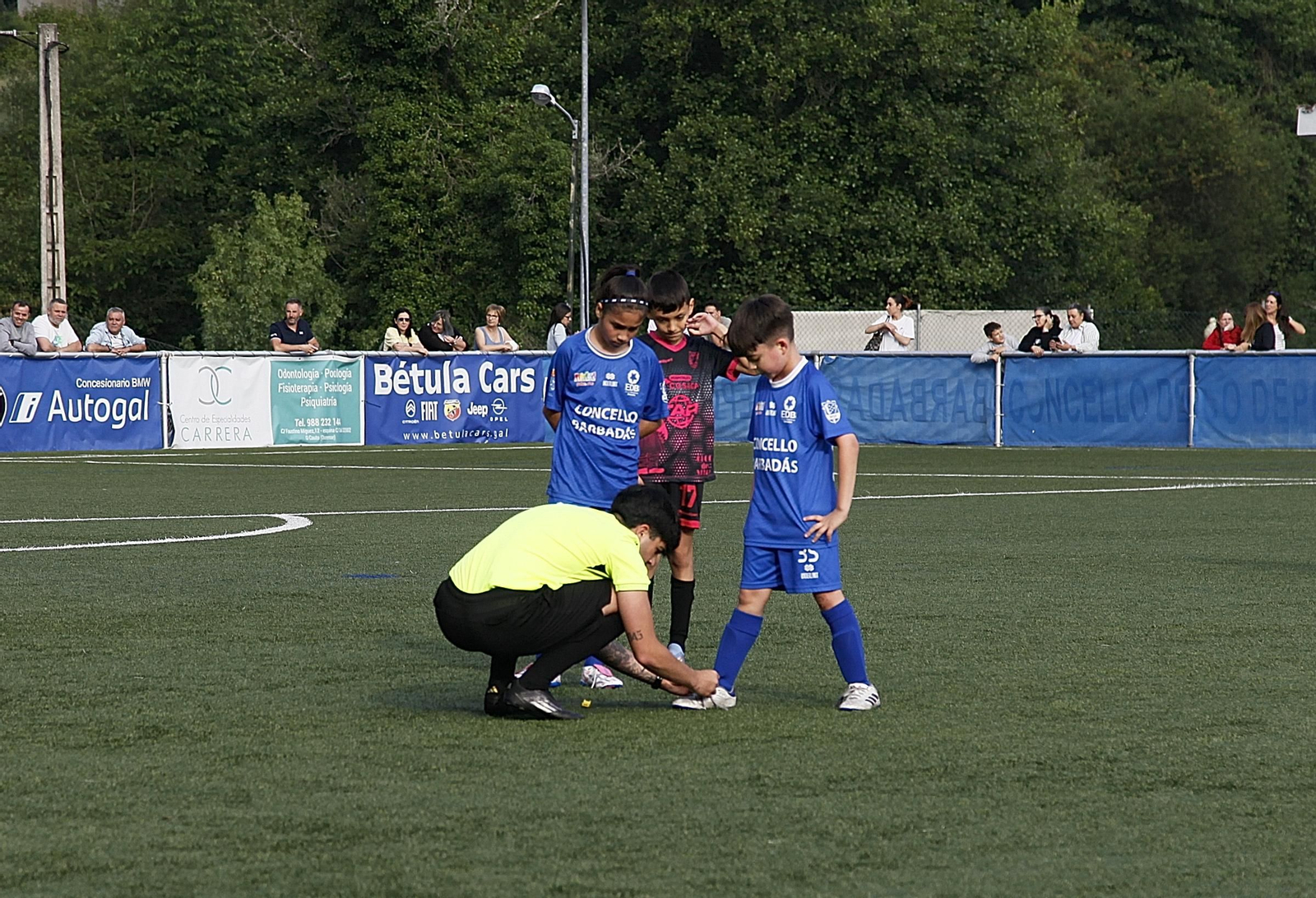 Galería | El fútbol benjamín se concentra en Barbadás