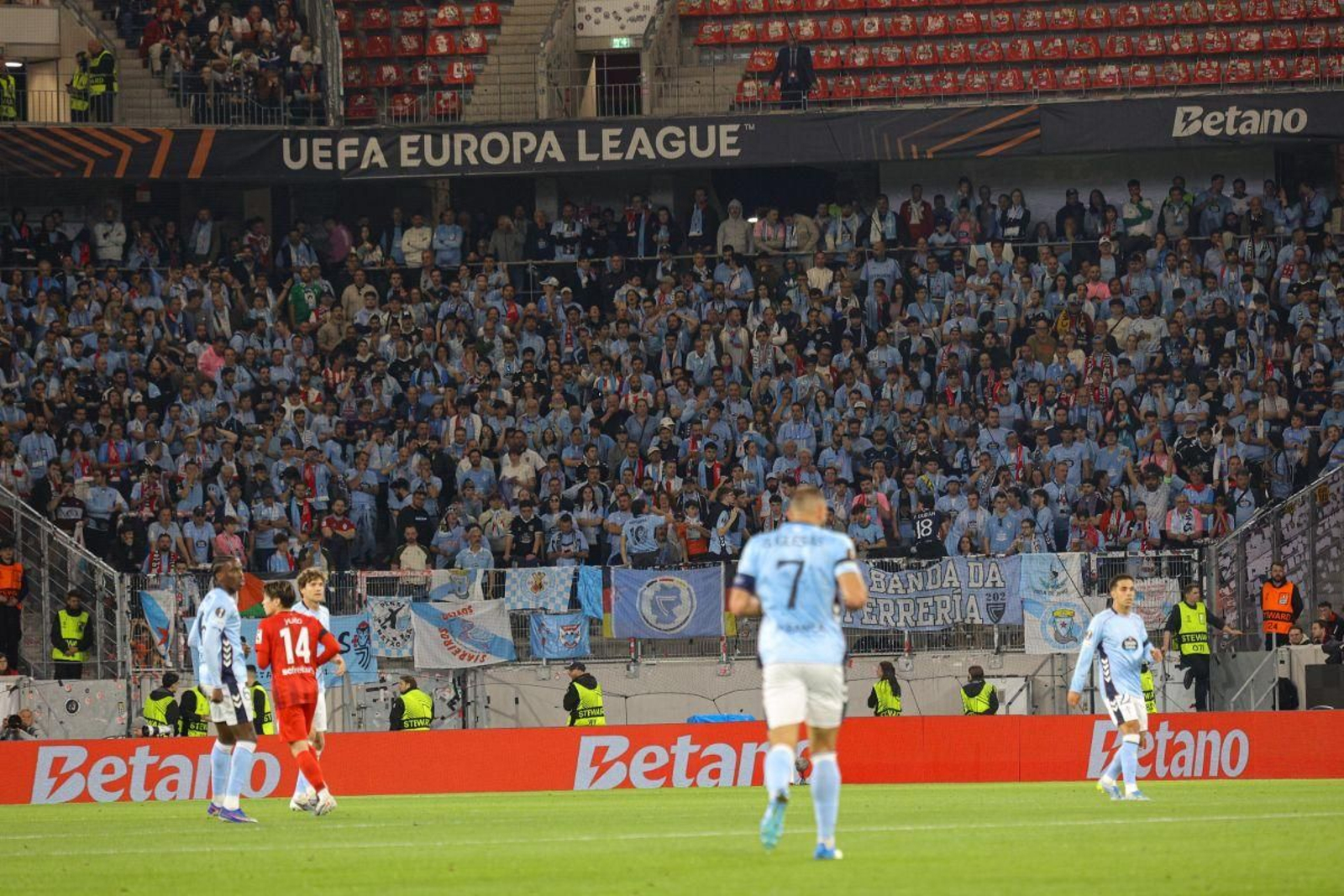 Los 800 seguidores del Celta que apoyaron a su equipo en la capital de la Selva Negra sufrieron, pero también trataron de ilusionarse pese a la dificultad tras lo sucedido ayer.