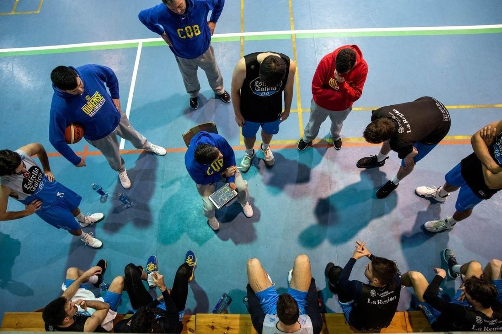 Gonzalo García de Vitoria habla con sus jugadores. (Foto: Óscar Pinal)