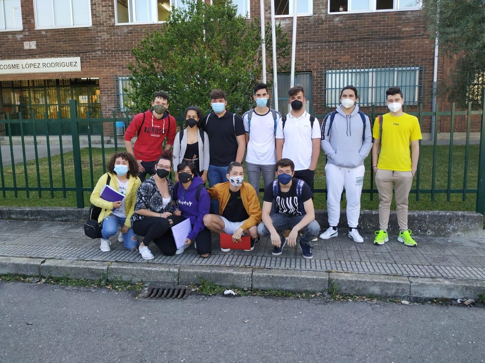 Estudiantes de Valdeorras, Viana y Trives, frente al Instituto Cosme López de A Rúa.
