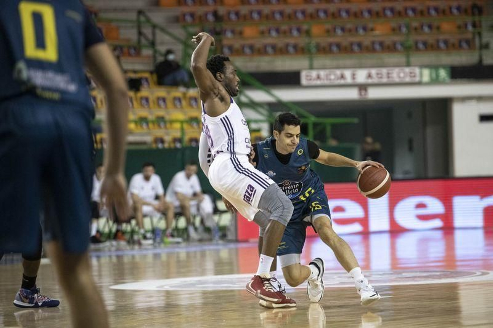David Navarro intenta superar a Mason, del Valladolid. (FOTO: ÓSCAR PINAL)