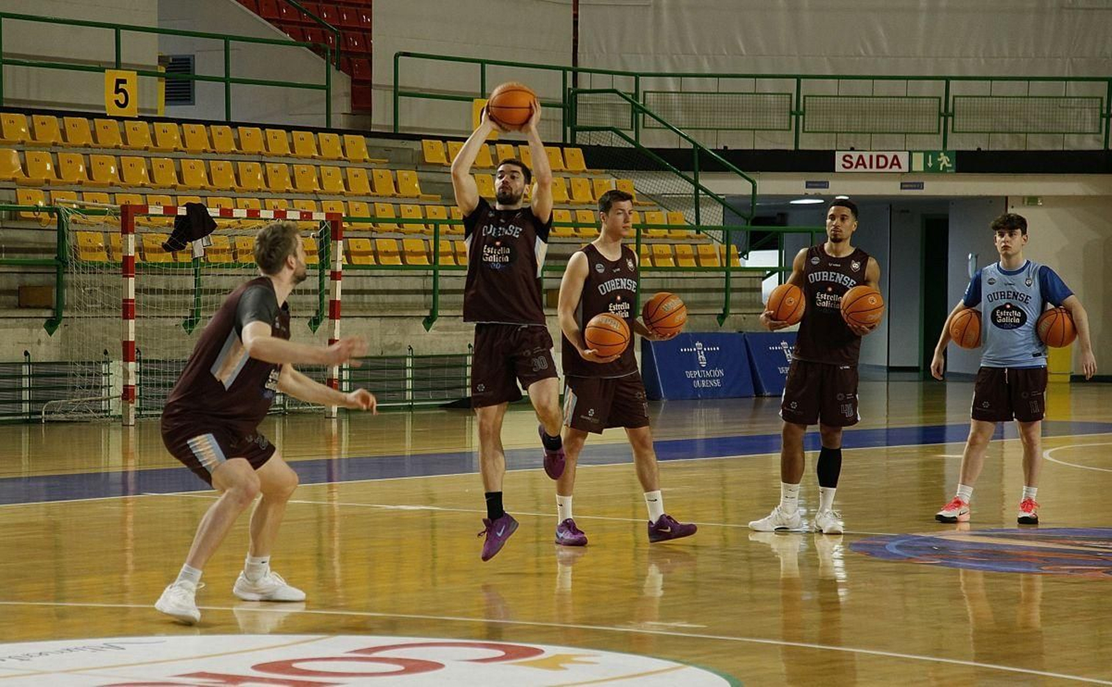 Los jugadores del COB, ejercitándose en el Pazo Paco Paz durante un entrenamiento.