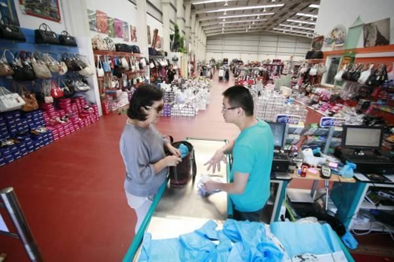 La nave del bazar de Ye en el polígono de A Granxa de O Porriño tiene 2.000 metros.
