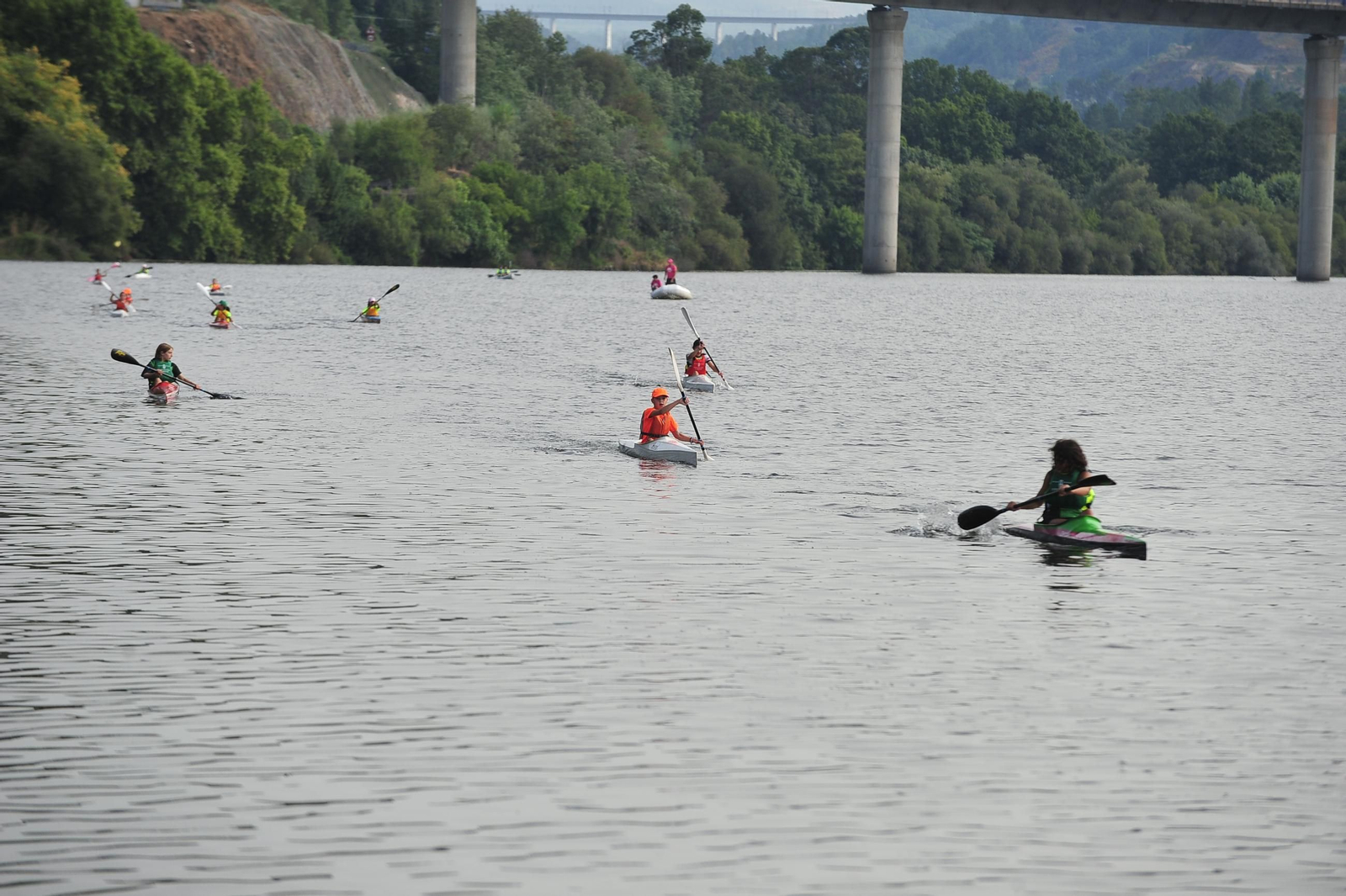 Galería | Una fiesta del piragüismo ourensano sobre el agua en Barbantes