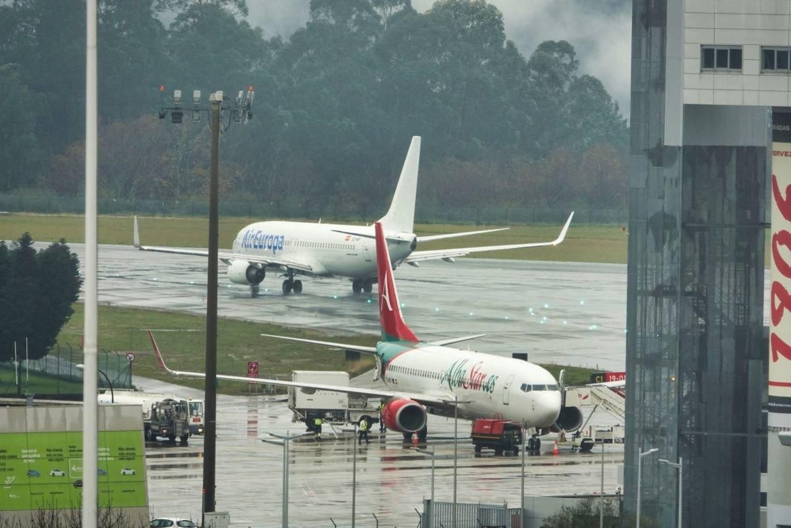 El avión Alba Star fue el encargado de traer a la selección española femenina de fútbol a su partido en Pasarón.