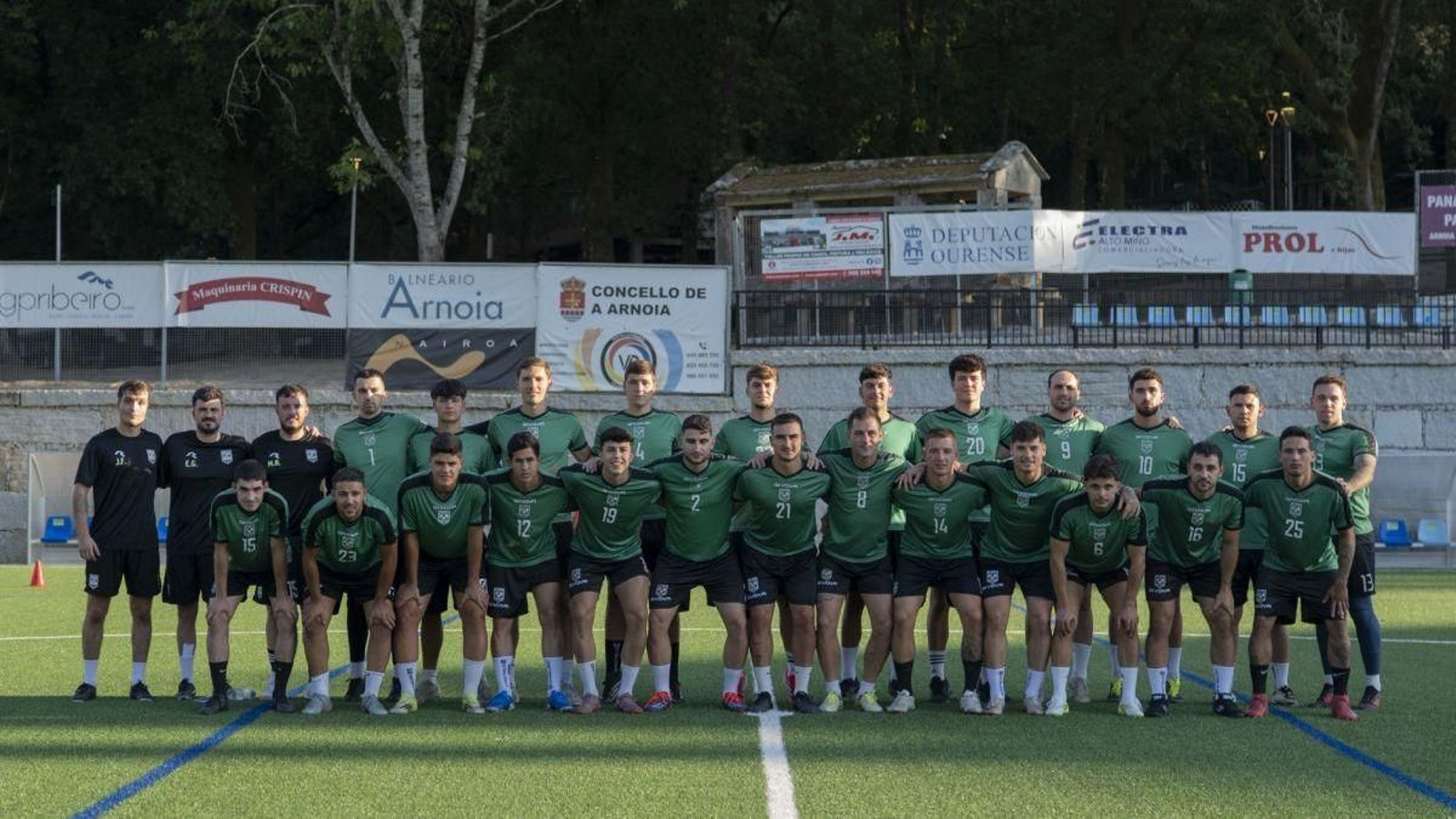Los jugadores y el cuerpo técnico del Arnoia, en A Queixeira.