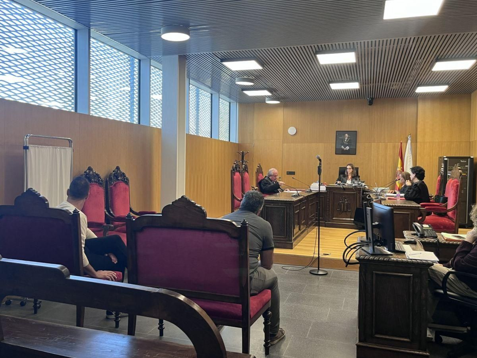 El abogado Xosé Lois Brea (izquierda del estrado), en su alegato.