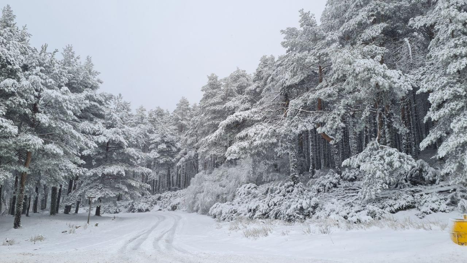 La Estación de Manzaneda, cubierta de nieve.