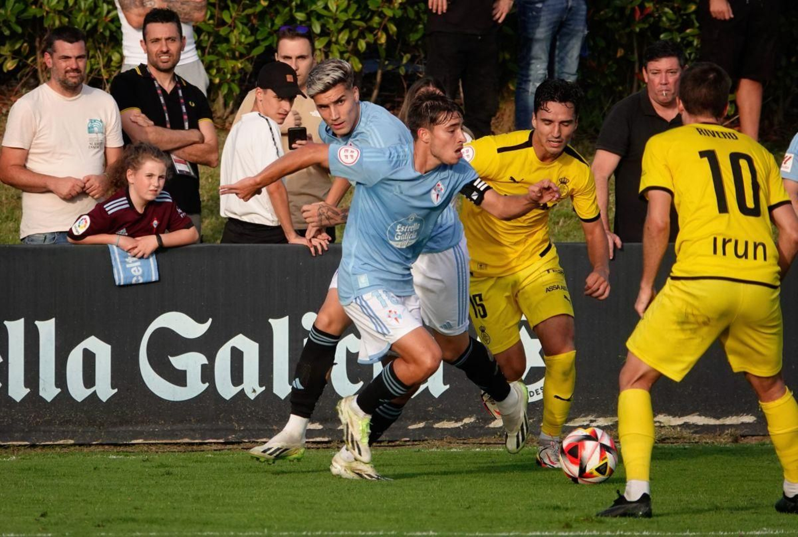 Raúl Blanco conduce el balón en un partido anterior del Celta Fortuna en el campo de Barreiro.