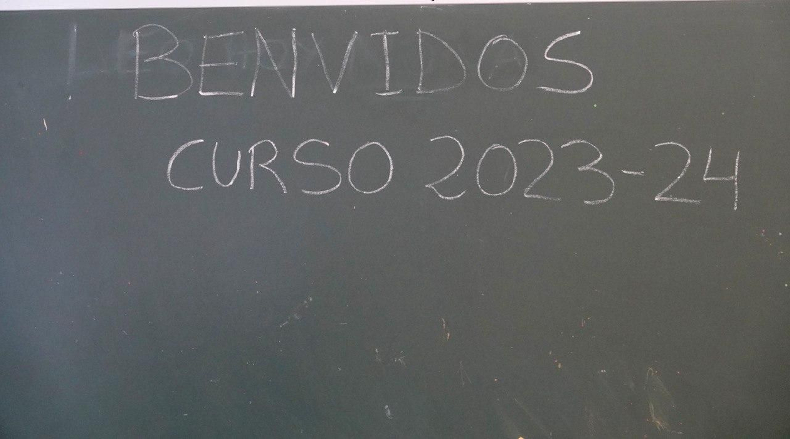 Pizarra de un colegio de Vigo que da la bienvenida al curso. // Vicente Alonso