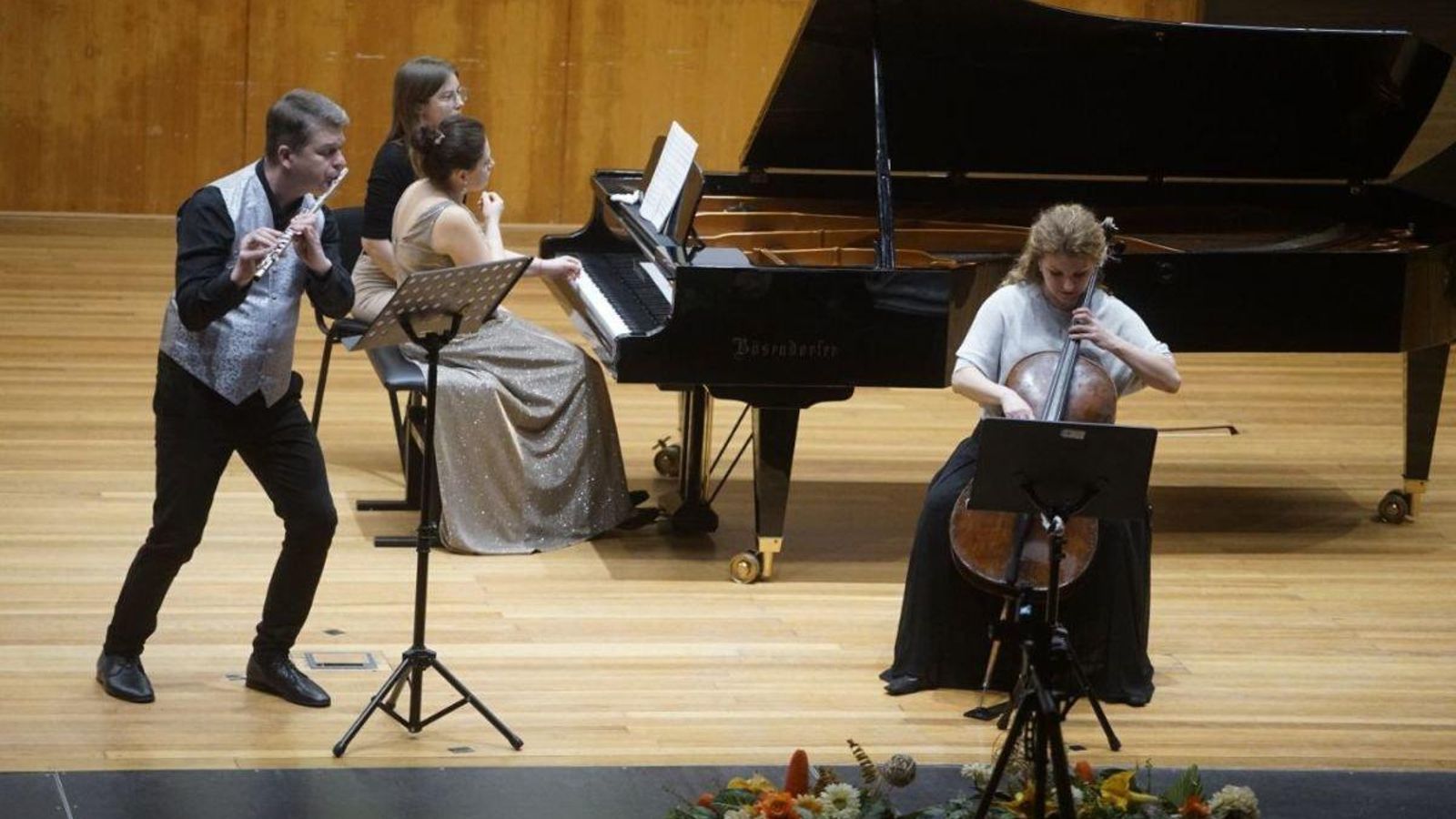 Un instante del concierto solidario celebrado ayer en el Auditorio Martín Códax.