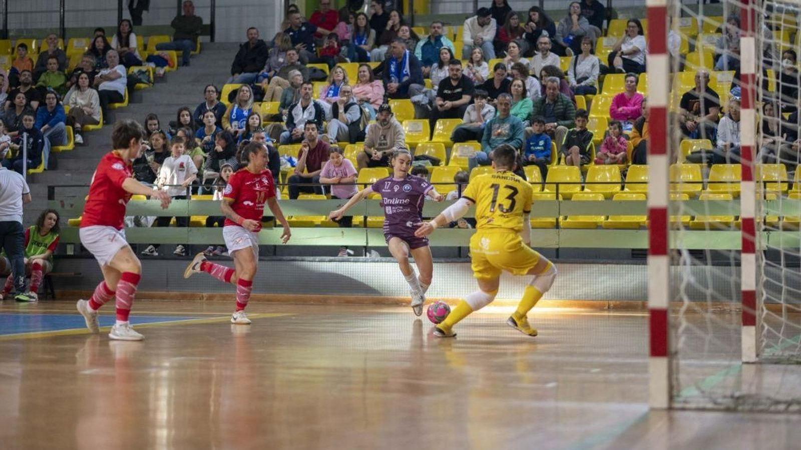 Carla Ayensa, del Ourense Ontime, dispara a portería en el encuentro frente al Chiloeches.