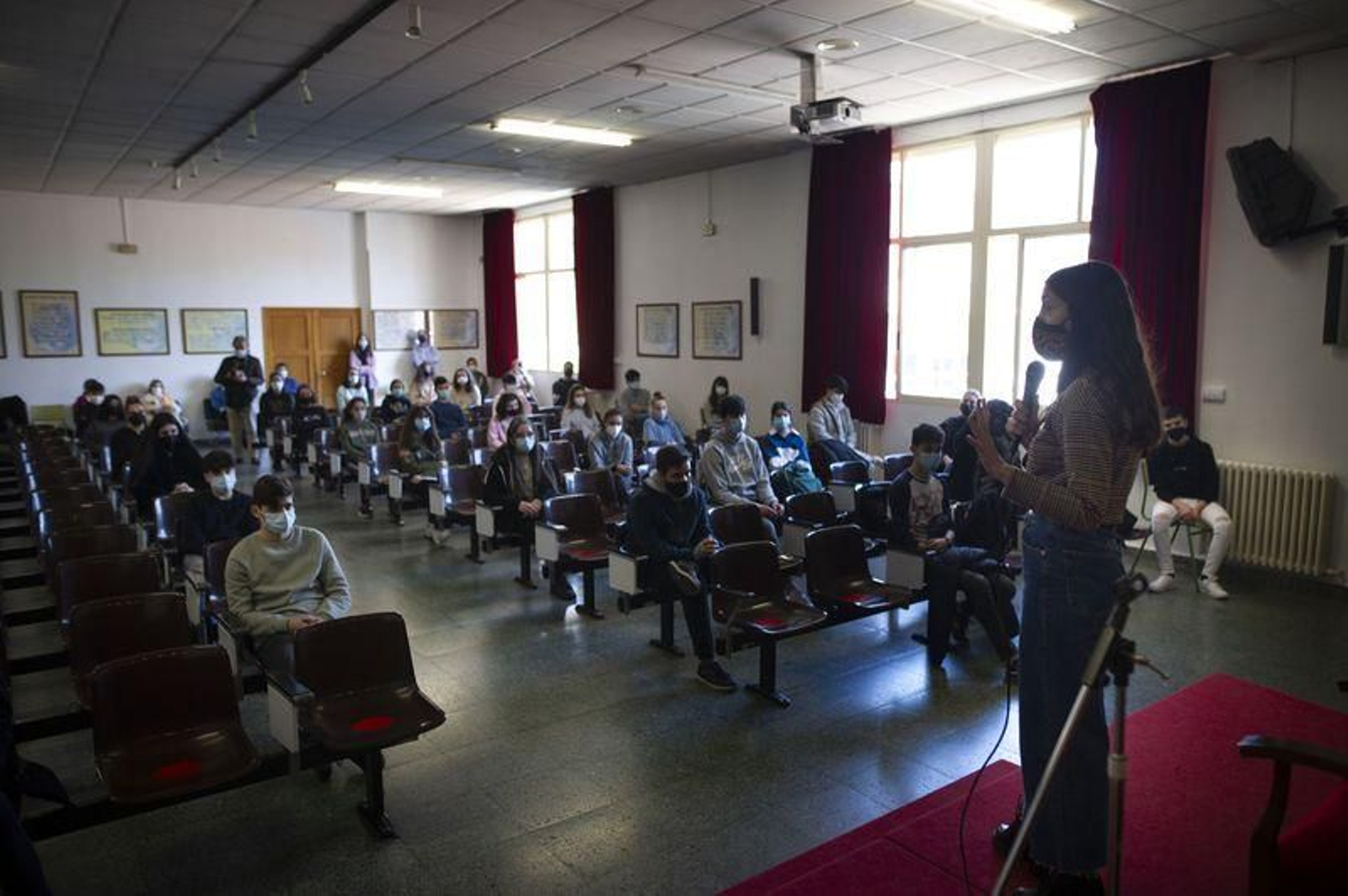 Espido Freire, con escolares del IES 12 de Outubro, ayer (MARTIÑO PINAL).