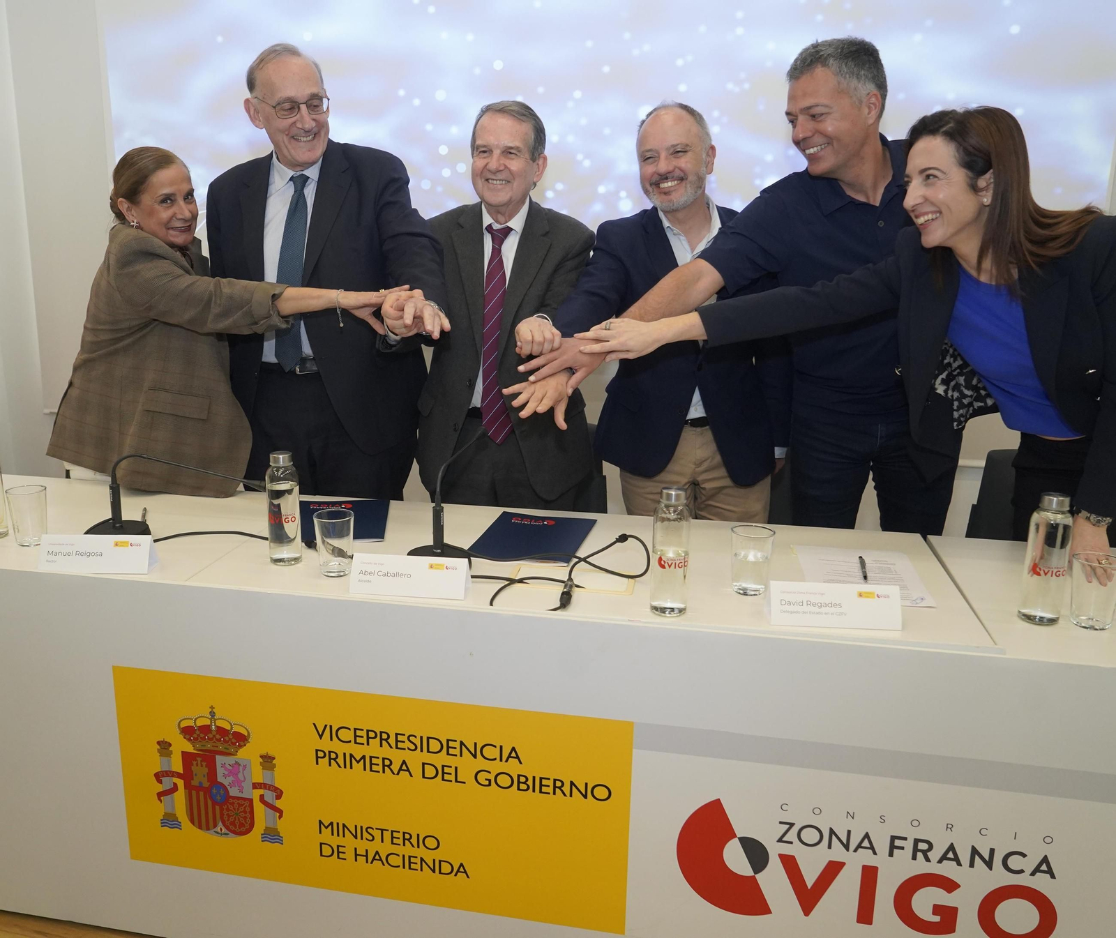 Carmela Silva, Manuel Reigosa, Abel Caballero, David Regades, Marcos Curty e Inés González, ayer tras la firma.