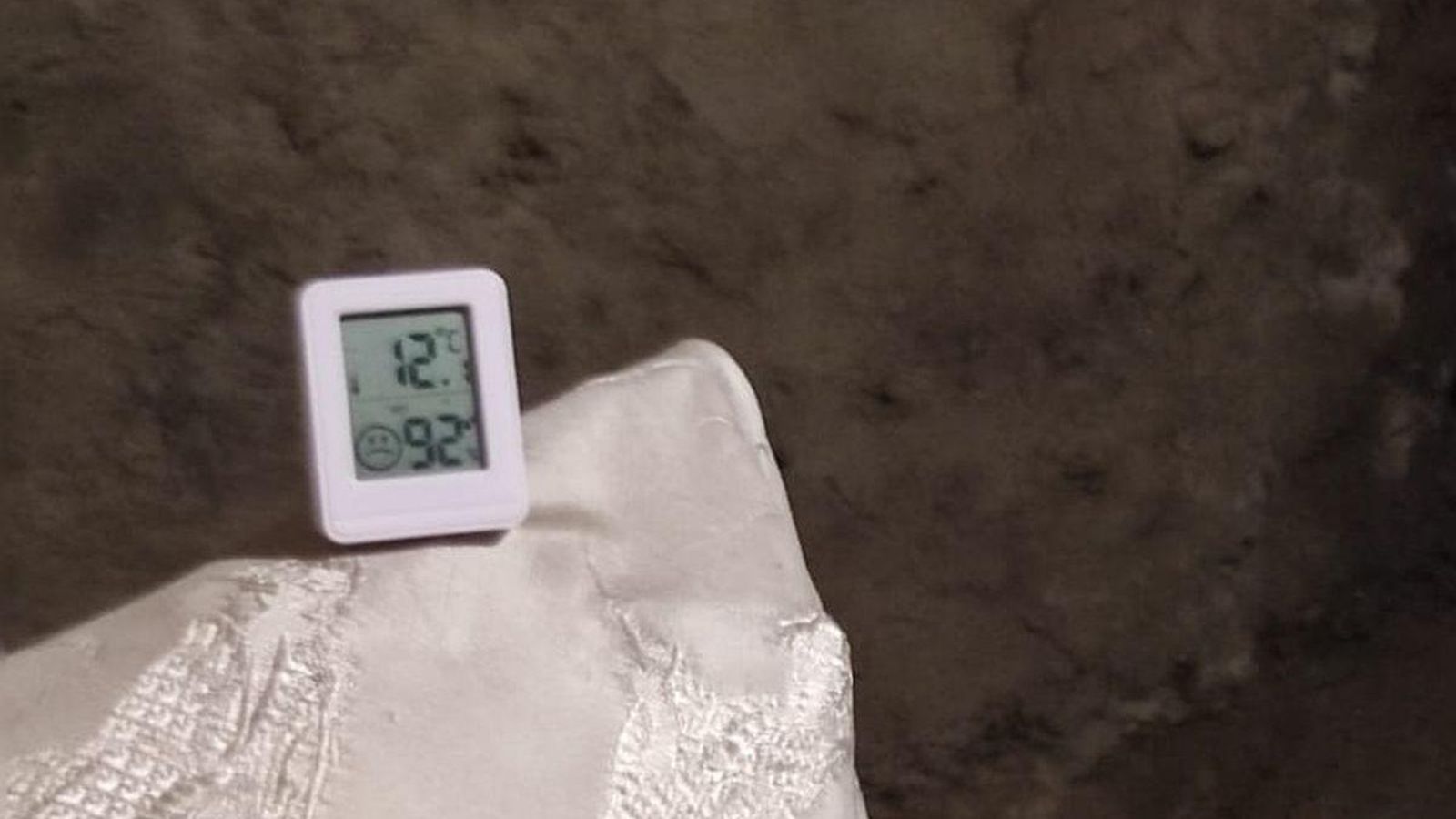 El medidor que marca el elevado grado de humedad.