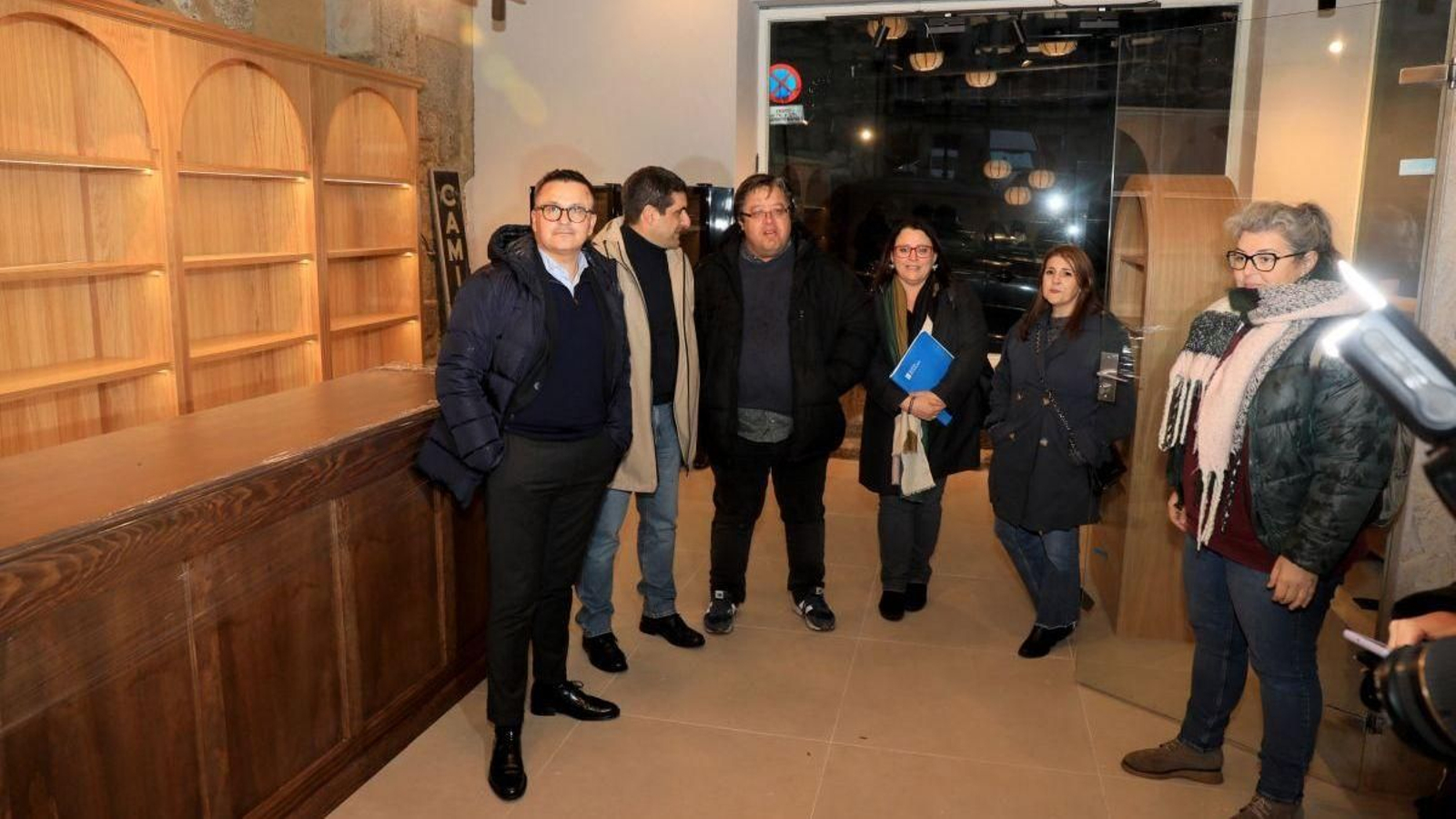 José González y Gabriel Alén -a la izquierda-, en su visita a uno de los locales junto a varios ediles.