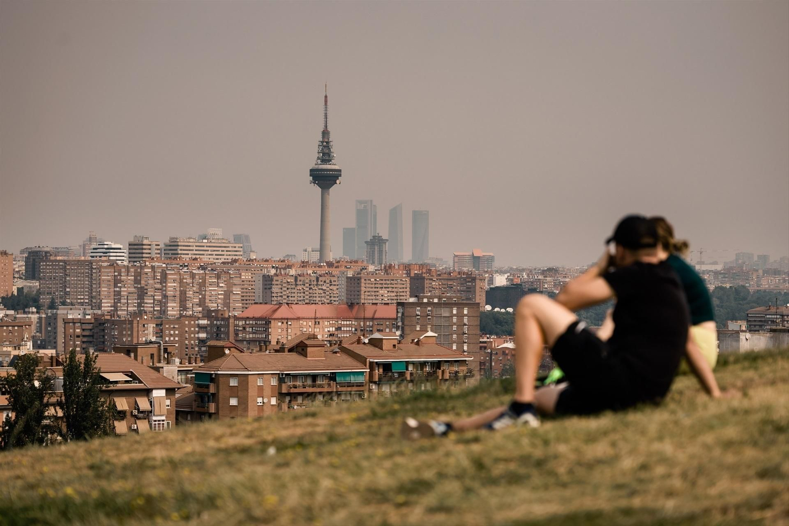 Galería | Madrid vive el incendio forestal más grande de su historia bajo un gran manto de humo