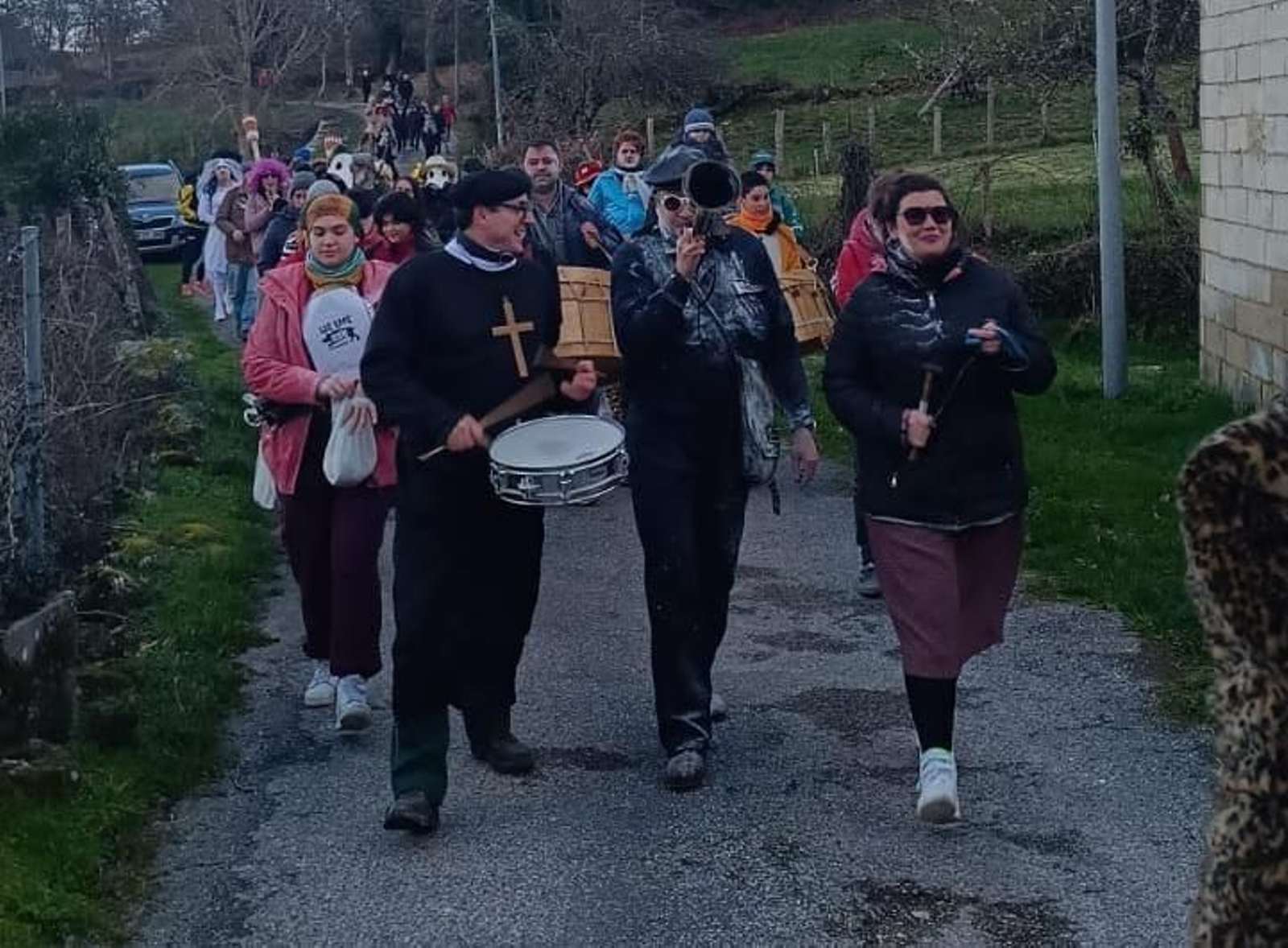 San Martiño en Manzaneda celebra o sábado de fariña co son do fulión e das mázcaras no Entroido