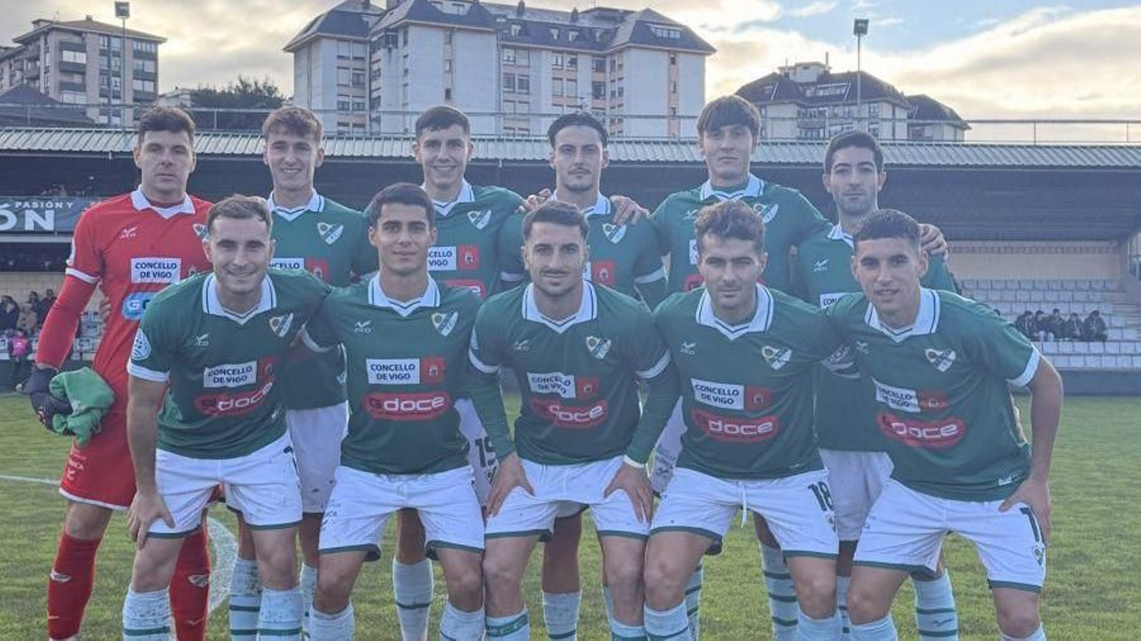 El once titular que presentó ayer Javi Pereira sobre el precario césped del campo de La Planchada.