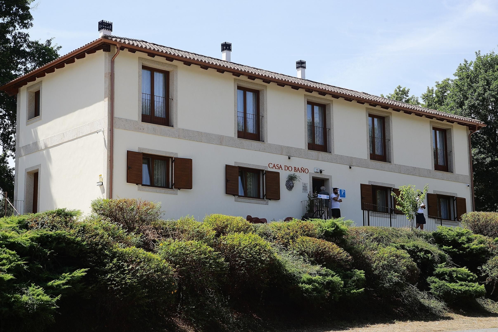Fachada de la recuperada Casa do Baño de Bande, en la OU-540, que próximamente abrirá sus puertas como pensión.