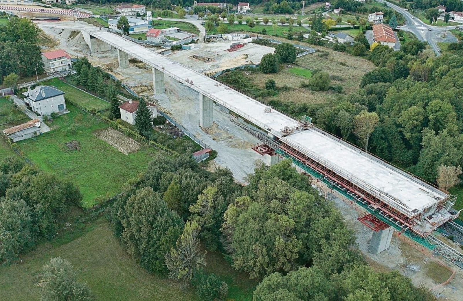 Con una longitud sobre el proyecto de 404 metros, aunque según los últimos datos aportados por Adif finalmente será de 387, el viaducto sobre las carreteras OU-320, N-525 y río Mesón de Calvos es el más largo de estos primeros subtramos.