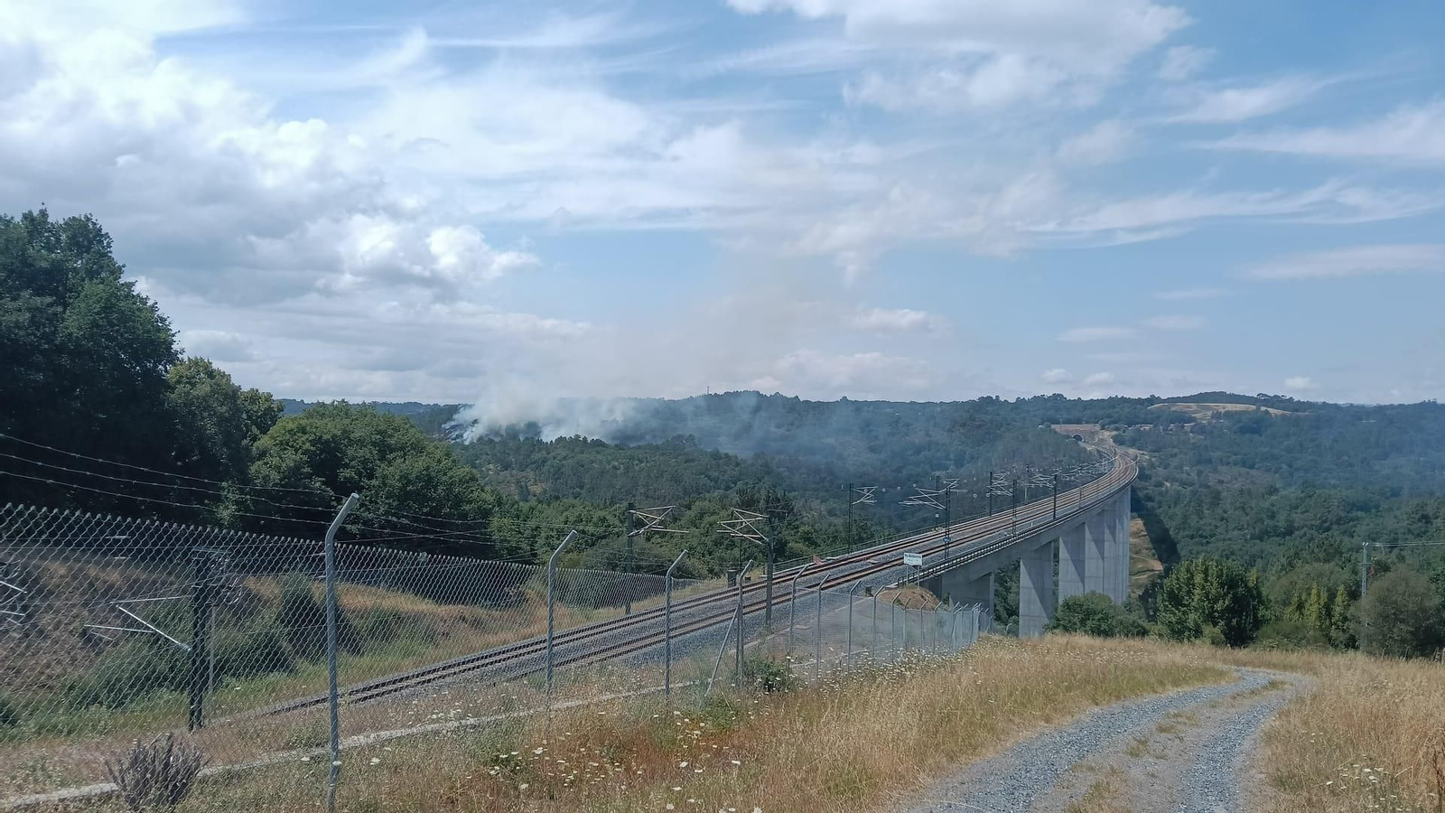 Galería | Un incendio en Maside afecta la circulación por tren entre Ourense y Santiago