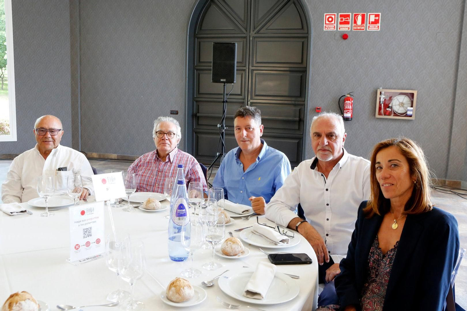 MESA RÍO GROU. Antonio Vázquez Conde, de Industrias Cárnicas Requeno; José Javier Martínez Rodríguez, lector; Eutiquio Encinar Garcinuño, responsable de circulación de Adif; Ramón Nespereira Cofán, del Departamento Comercial de La Región, e Isabel Alonso, comercial de La Región.