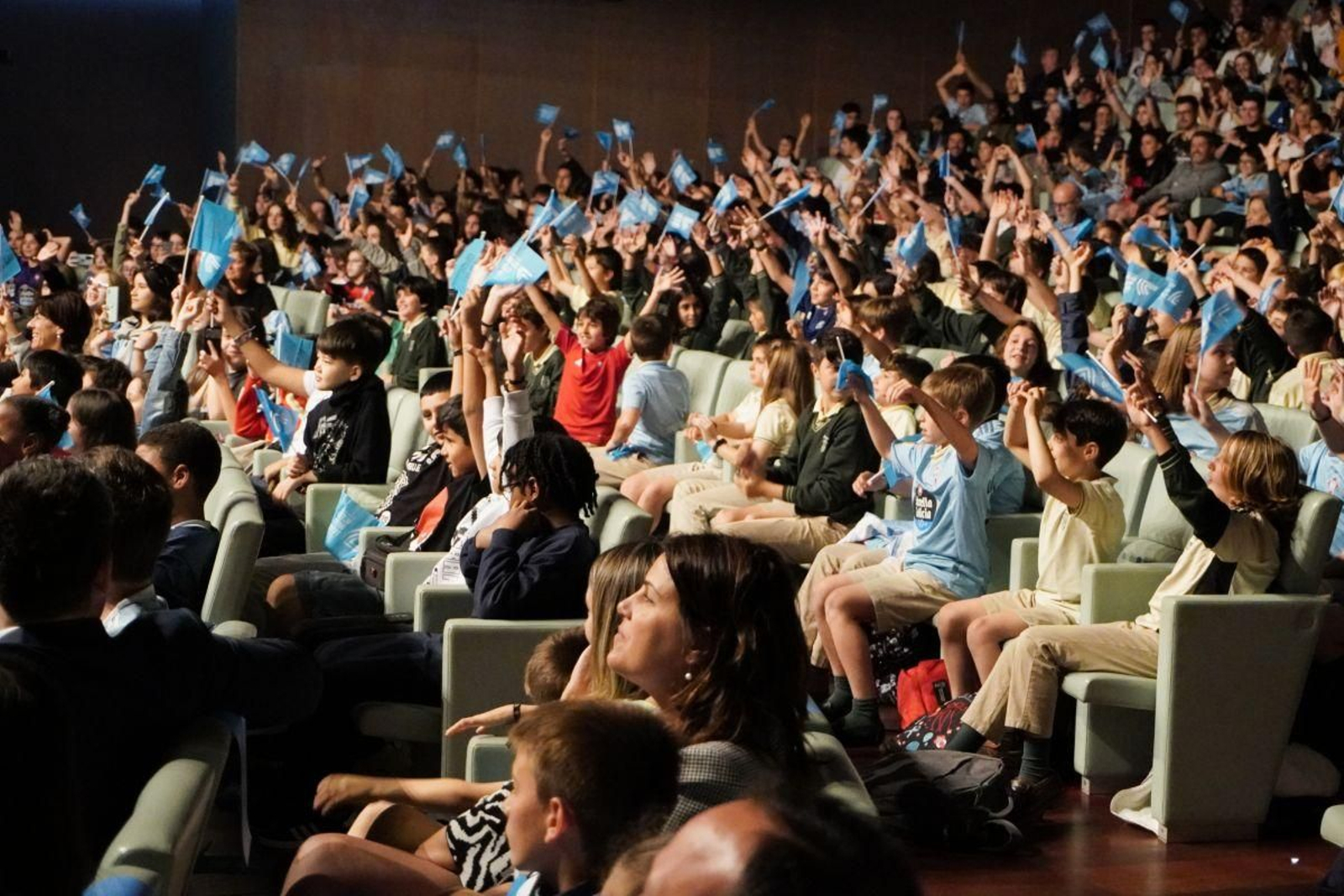 Unos mil quinientos niños llenaron el Auditorio Mar de Vigo para asistir al ‘Centenario cos Cativos’ del Celta.