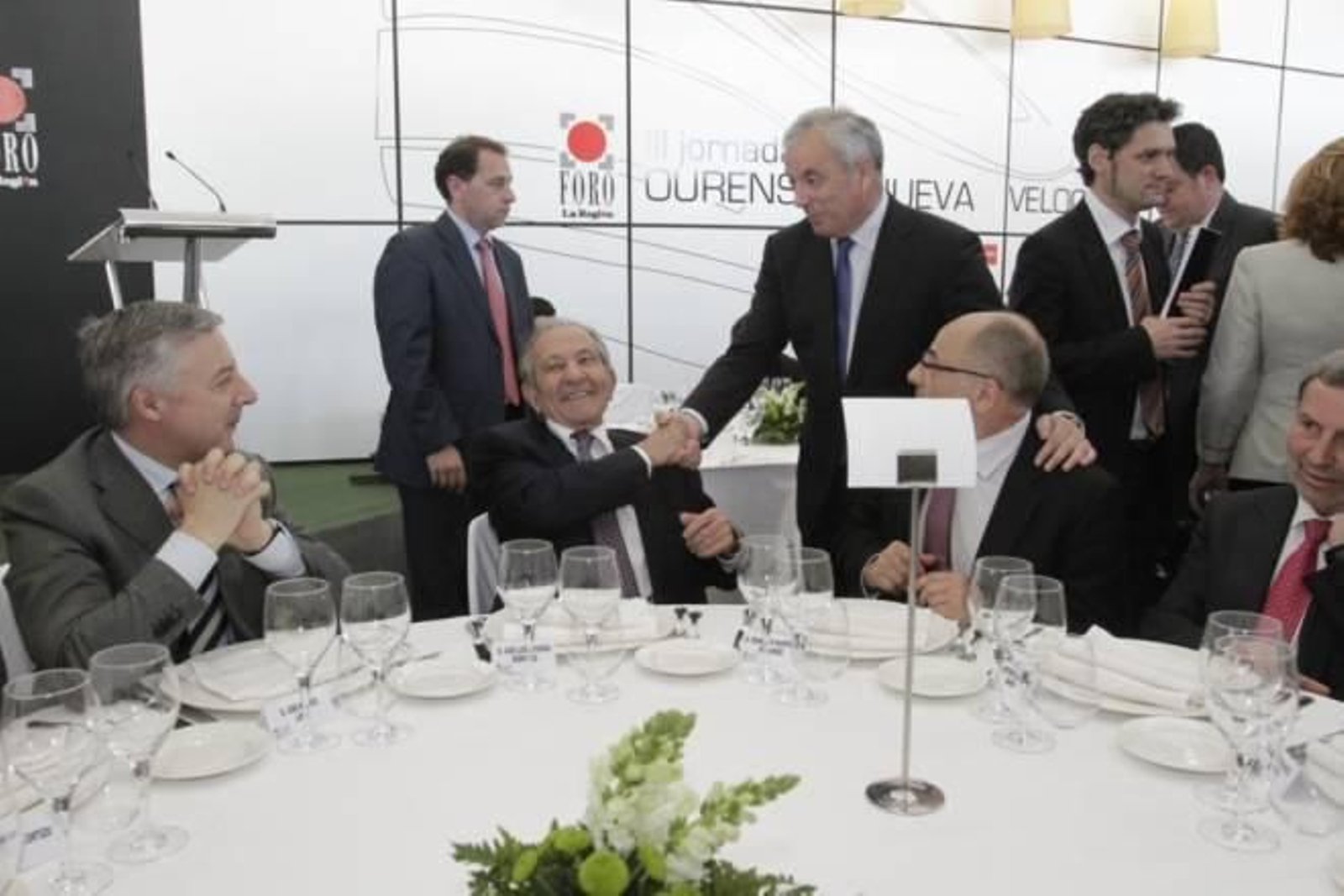 José Luis Outeiriño Rodríguez (centro), saluda al secretario xeral del PSdeG, Manuel Vázquez, en presencia de José Blanco y Franciso Rodríguez