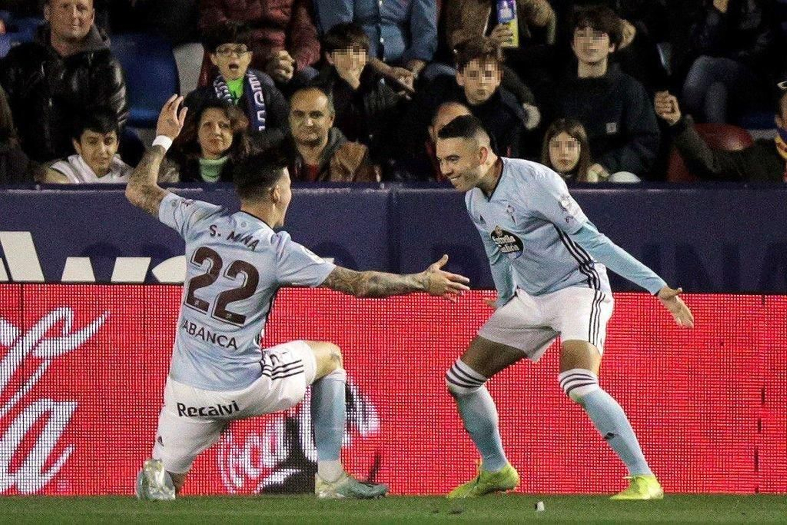 Iago Aspas y Santi Mina celebran el gol del Celta en el partido de ayer ante el Levante.