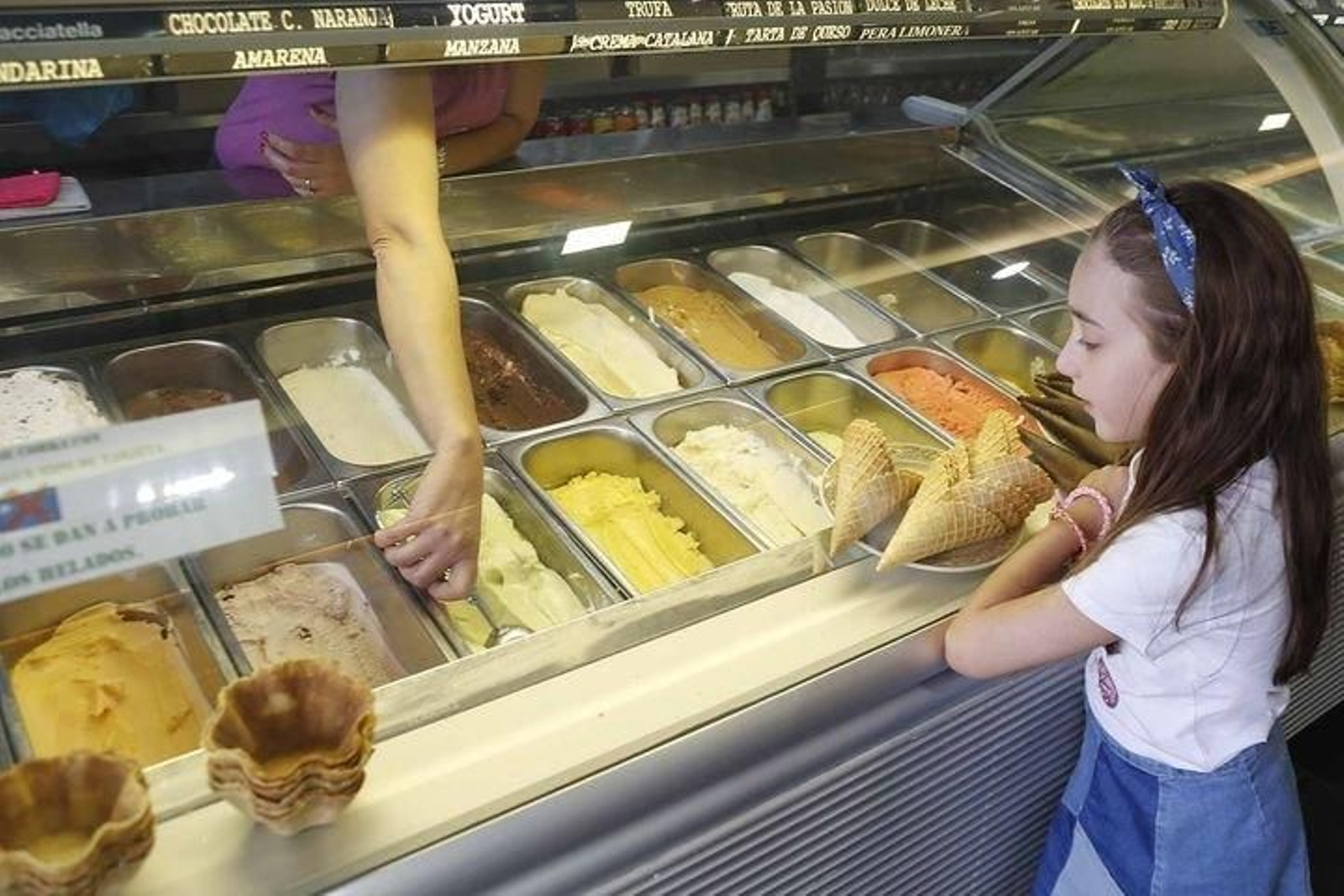 Una niña espera por su helado.