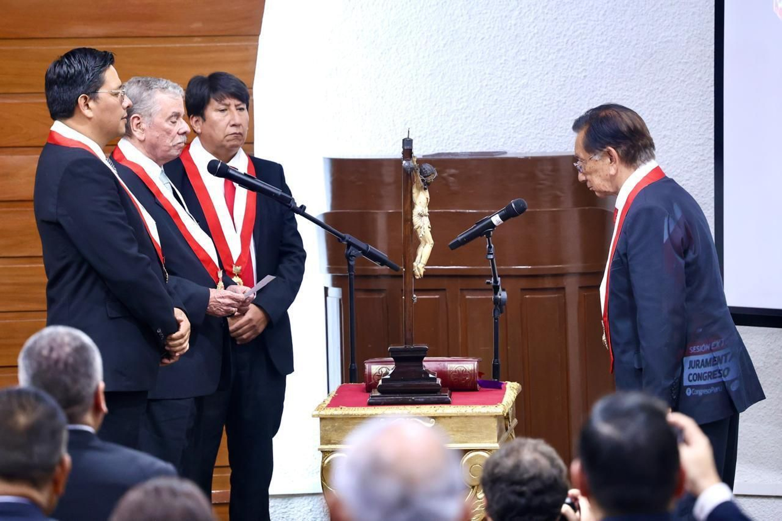 José María Balcázar jura como presidente interino de Perú