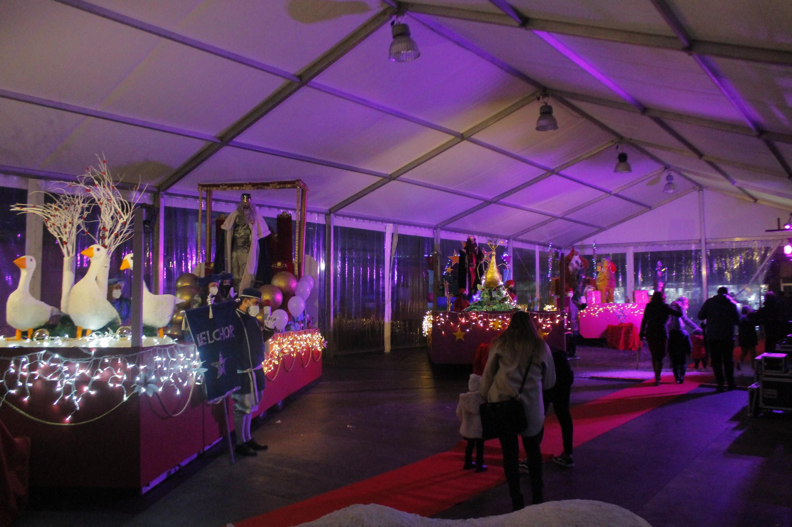 Aspecto del interior de la carpa. (Isaac Cruz)