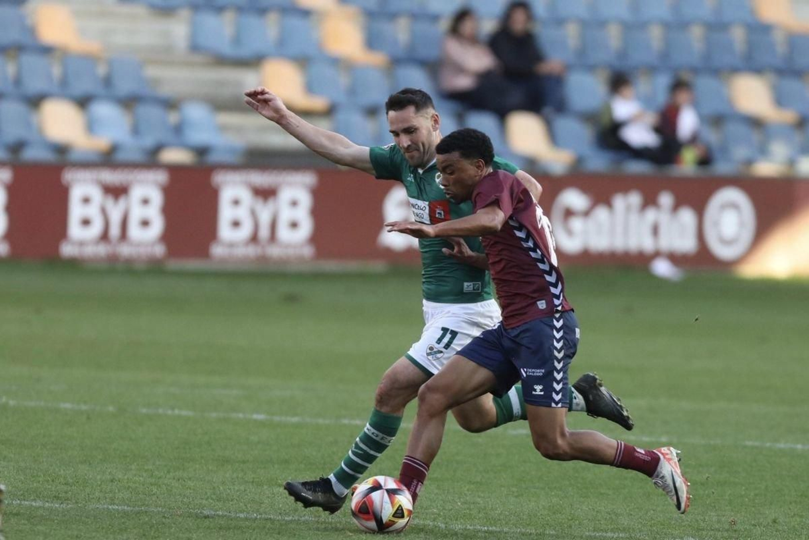 David Añon porfía por un balón con el futbolista local Libasse.