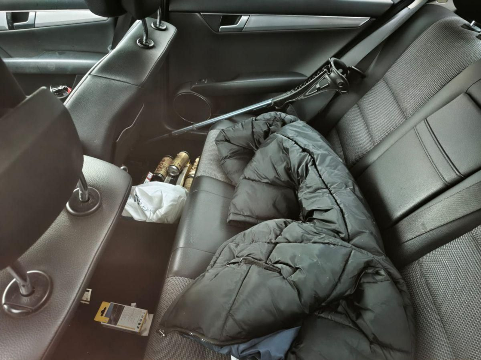 Las cervezas en la parte trasera del vehículo en el que el conductor dormía.