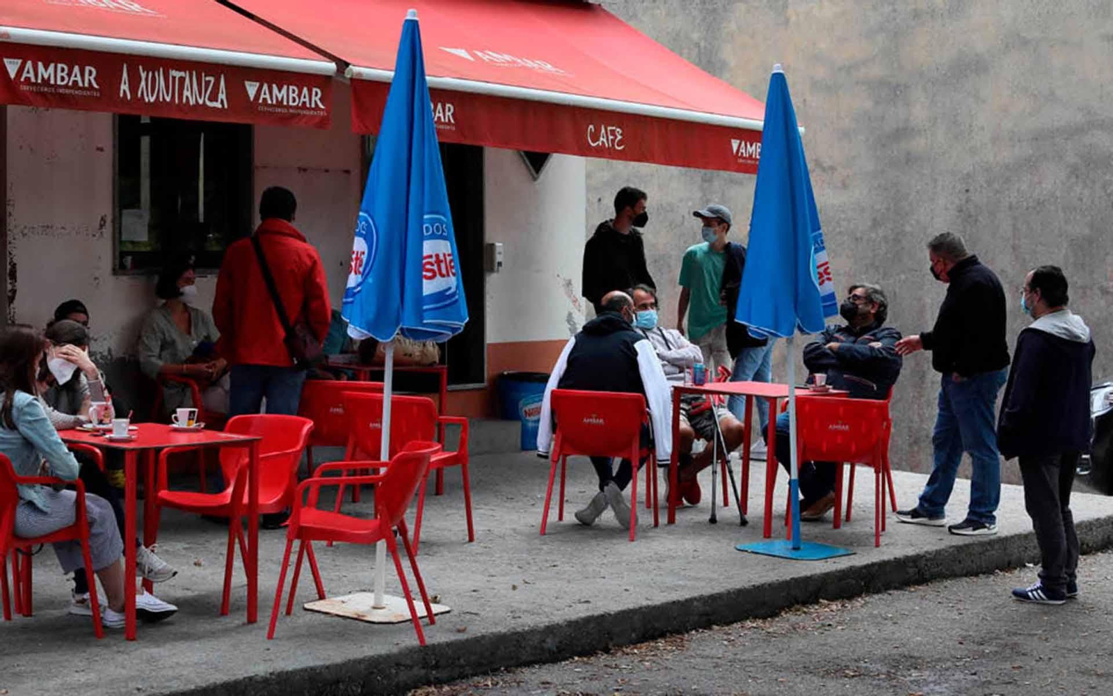 Vecinos y emigrantes en el bar de la localidad de Muradas, en Beatriz, Ourense. Foto José Paz