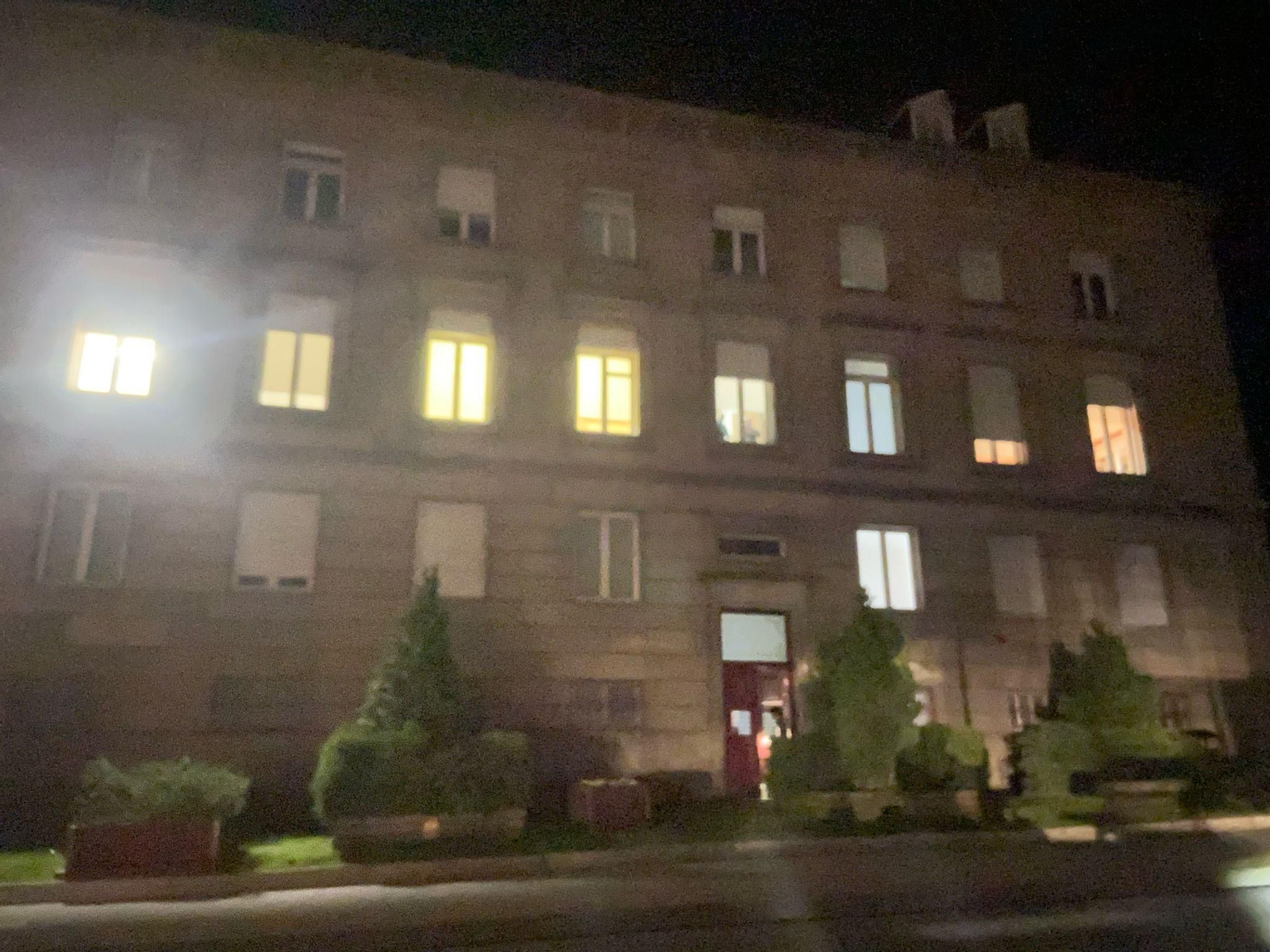 Imagen de la subdelegación del Gobierno, con algunas salas iluminadas, donde se produjo la reunión del comité provincial.