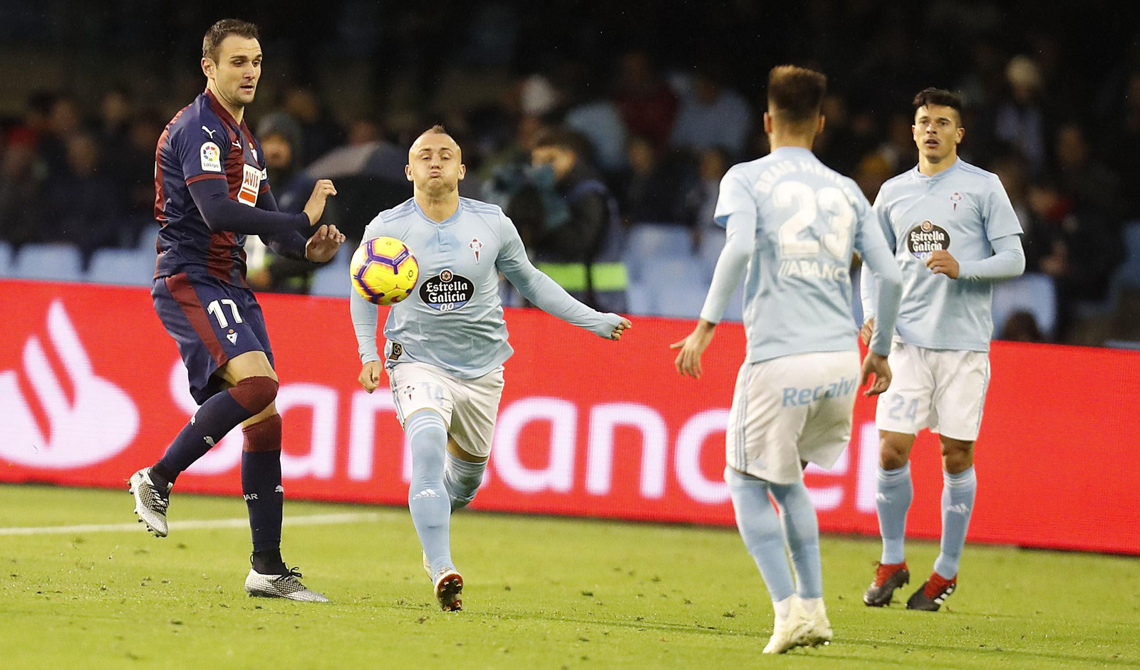 Lobotka entendió que sus conducciones y sus buenos primeros pases podían batir la presión del Eibar y generar ocasiones de peligro.