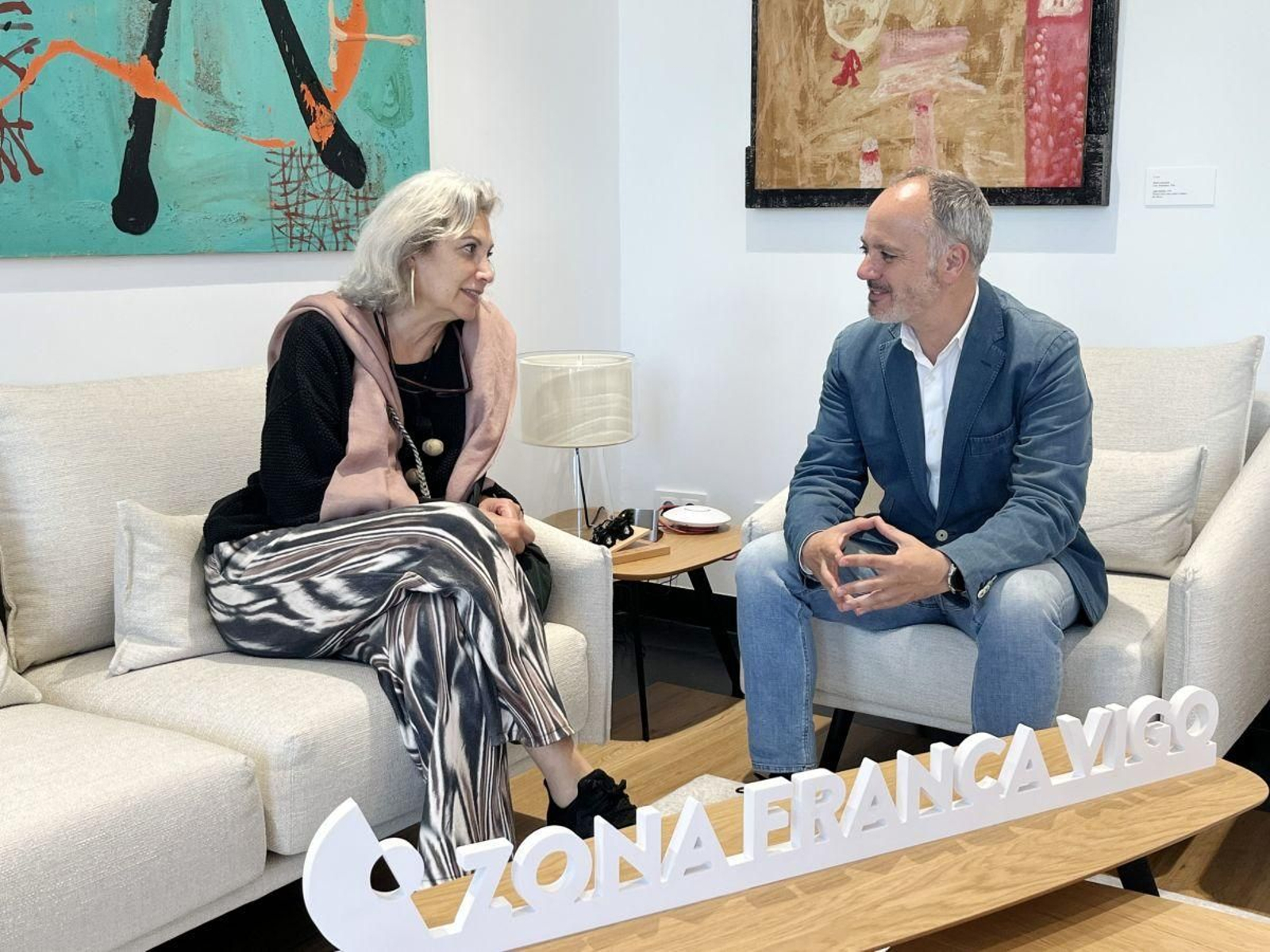 La arquitecta Carme Pinós, autora del proyecto, ayer con Regades, de Zona Franca.