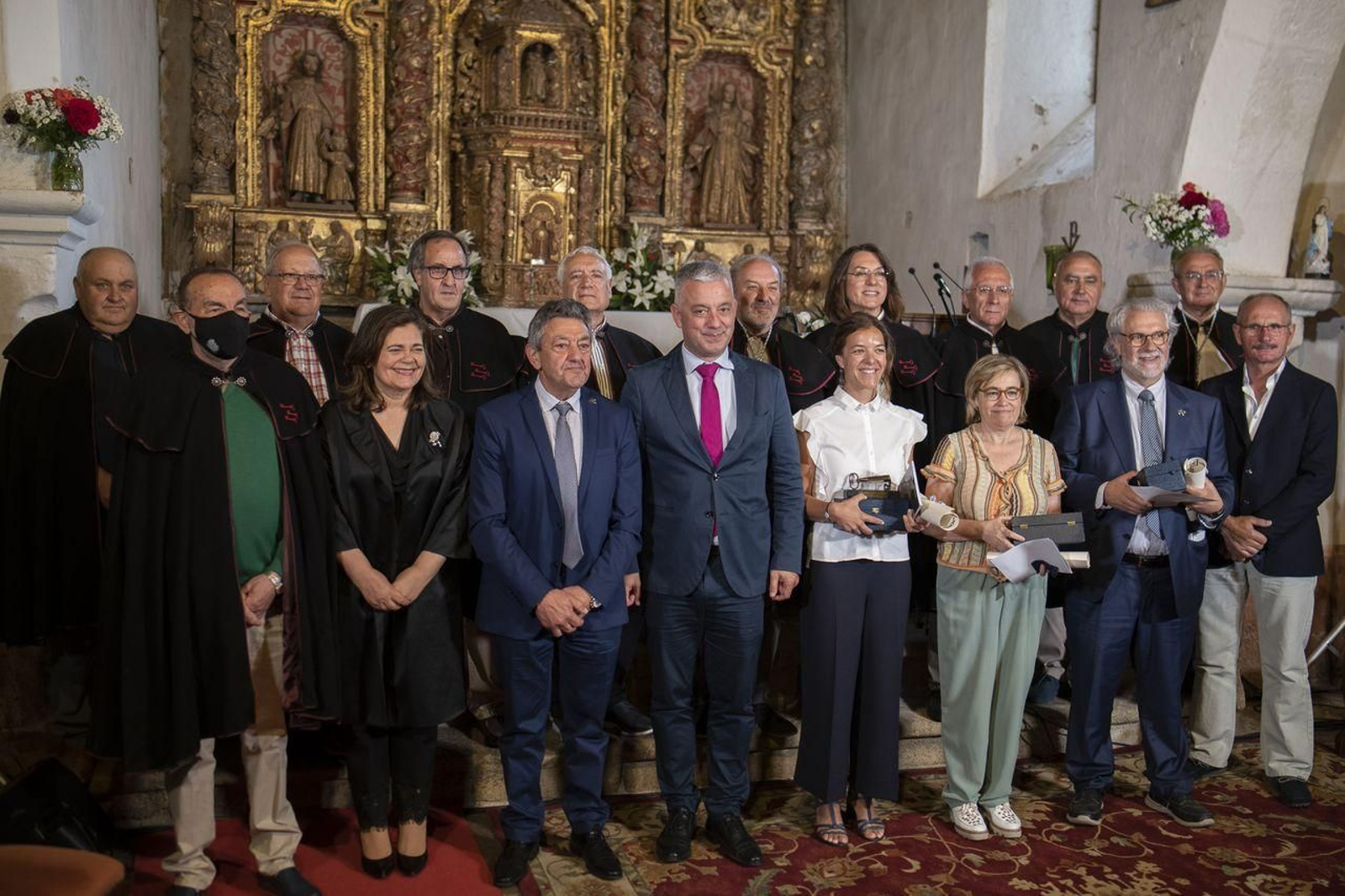 Foto de familia das autoridades cos novos xuíces.