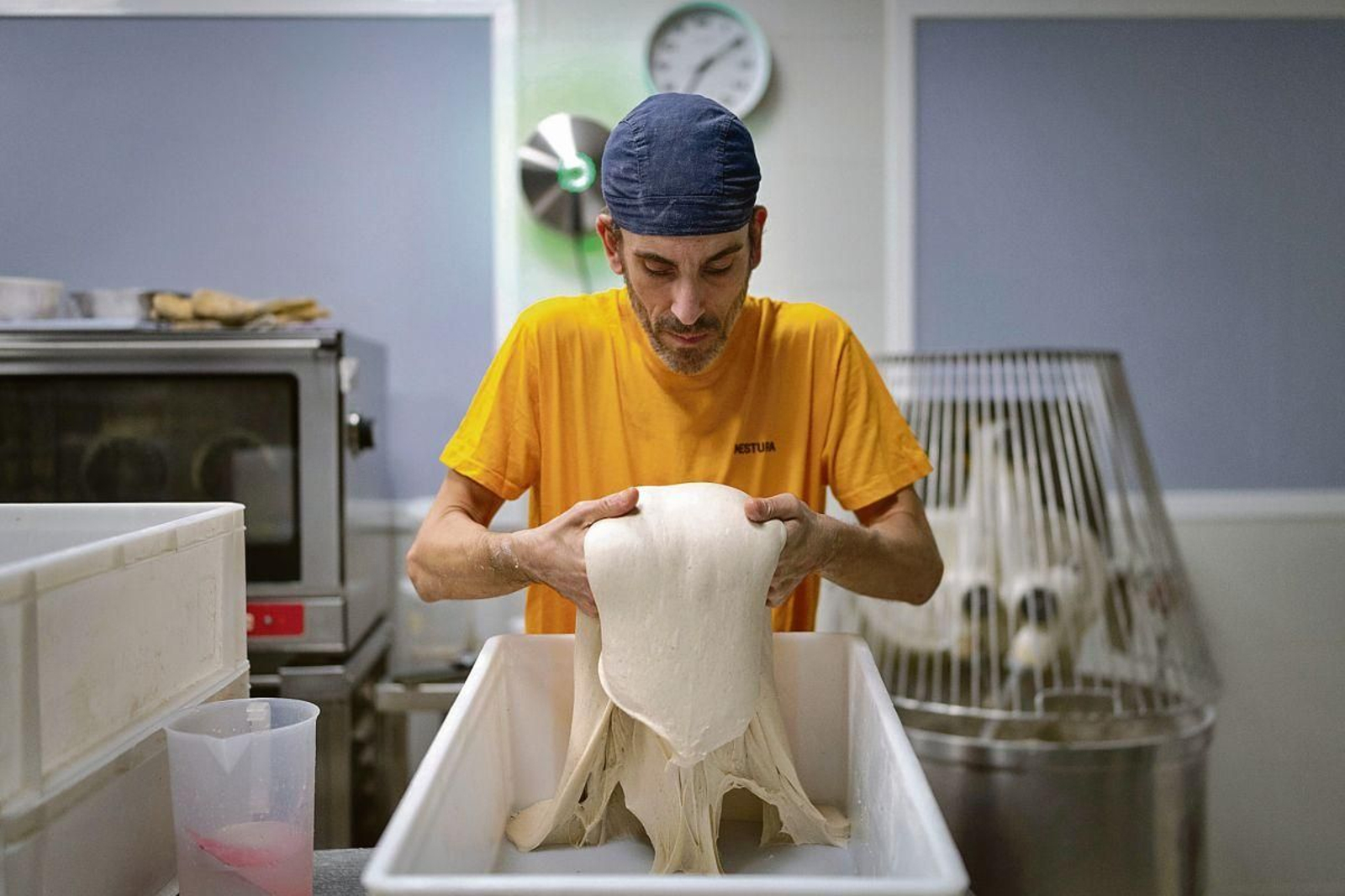 Un panadero elabora la masa para hacer las barras de madrugada.