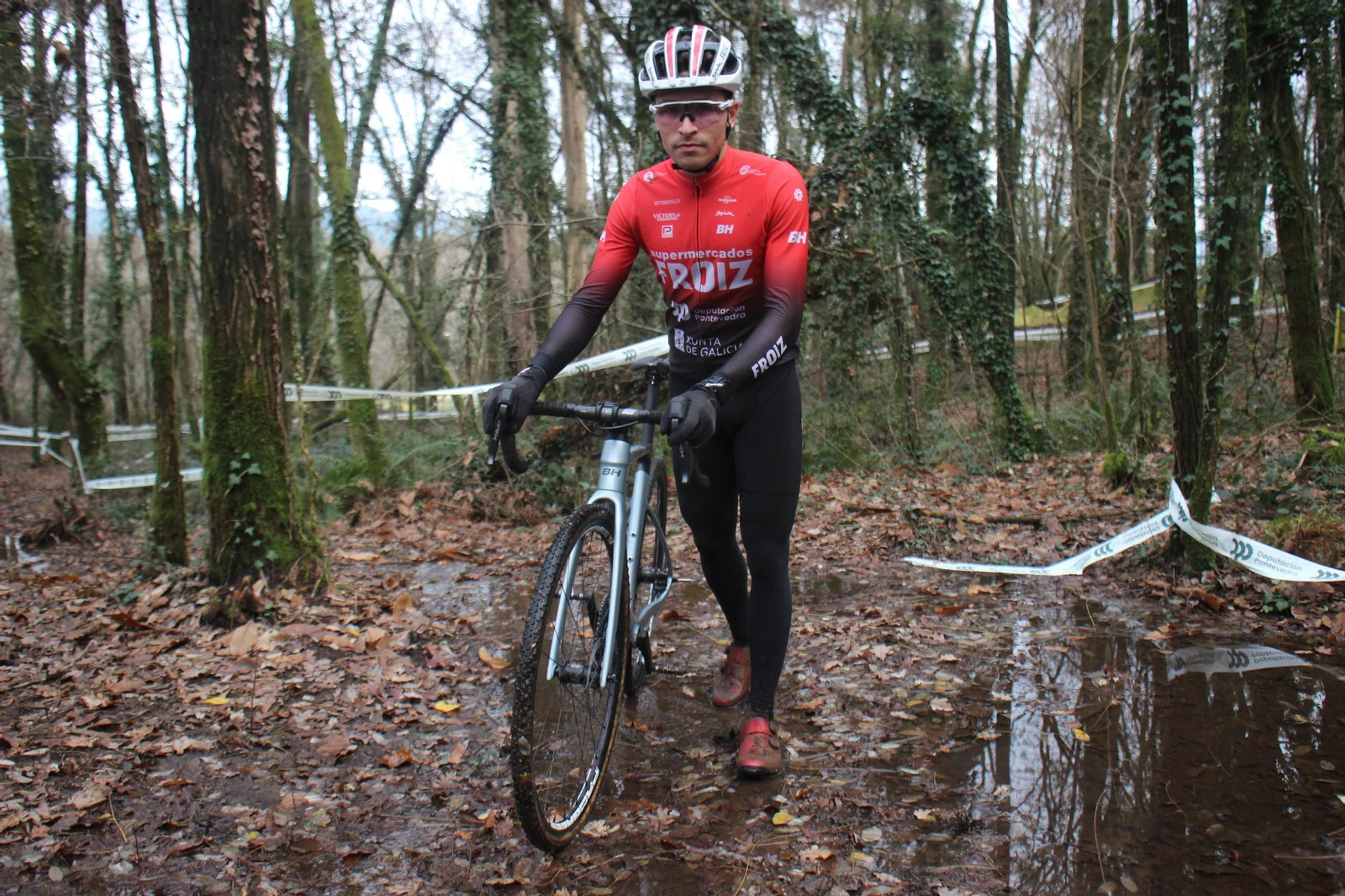 Galería | El campeón de ciclocross Miguel Rodríguez entrena en su Ponteareas natal