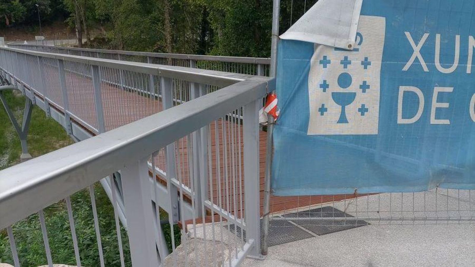 La pasarela peatonal de Valdorregueiro continúa cerrada pese a estar terminada.