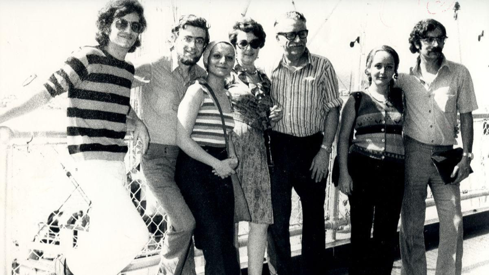 Celso Emlio Ferreiro na compaña da súa familia o día do regreso á terra, agardando a hora da saída no peirao da Guaira.