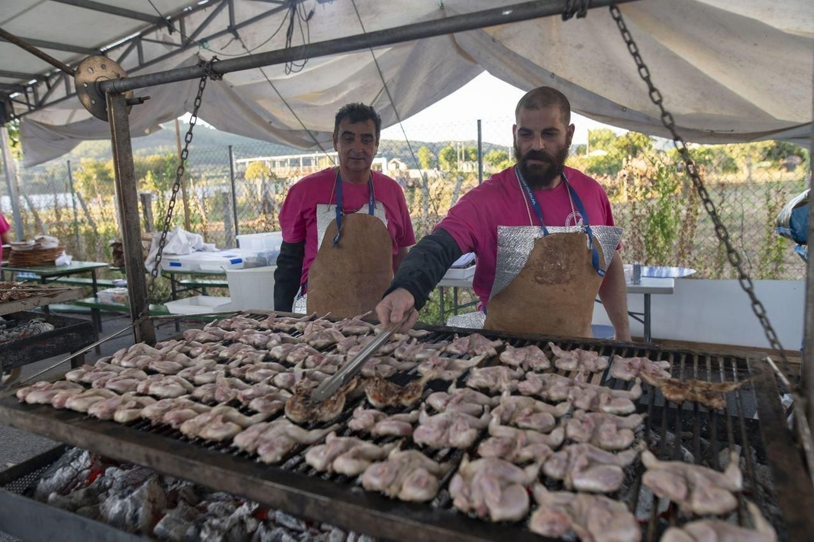 Preparando las codornices a la brasa