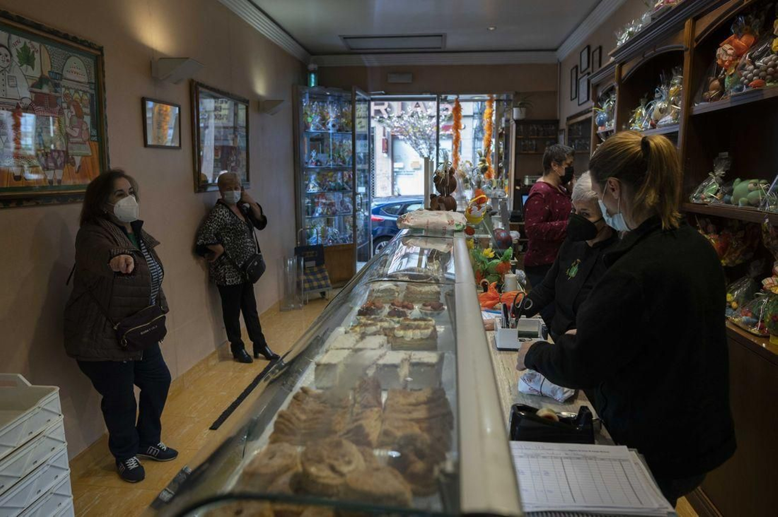 Ambiente en el interior de la céntrica Confitería Milhojas durante la mañana de ayer. (Foto: Martiño Pinal)